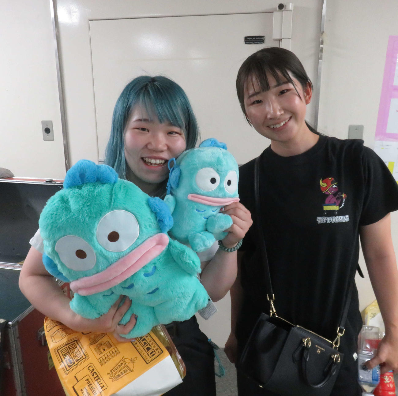 刈込奈那（左）が吉村美有紀からキャラクター・ハンギョドンの縫いぐるみをプレゼントされ大喜びする（撮影・野島成浩）
