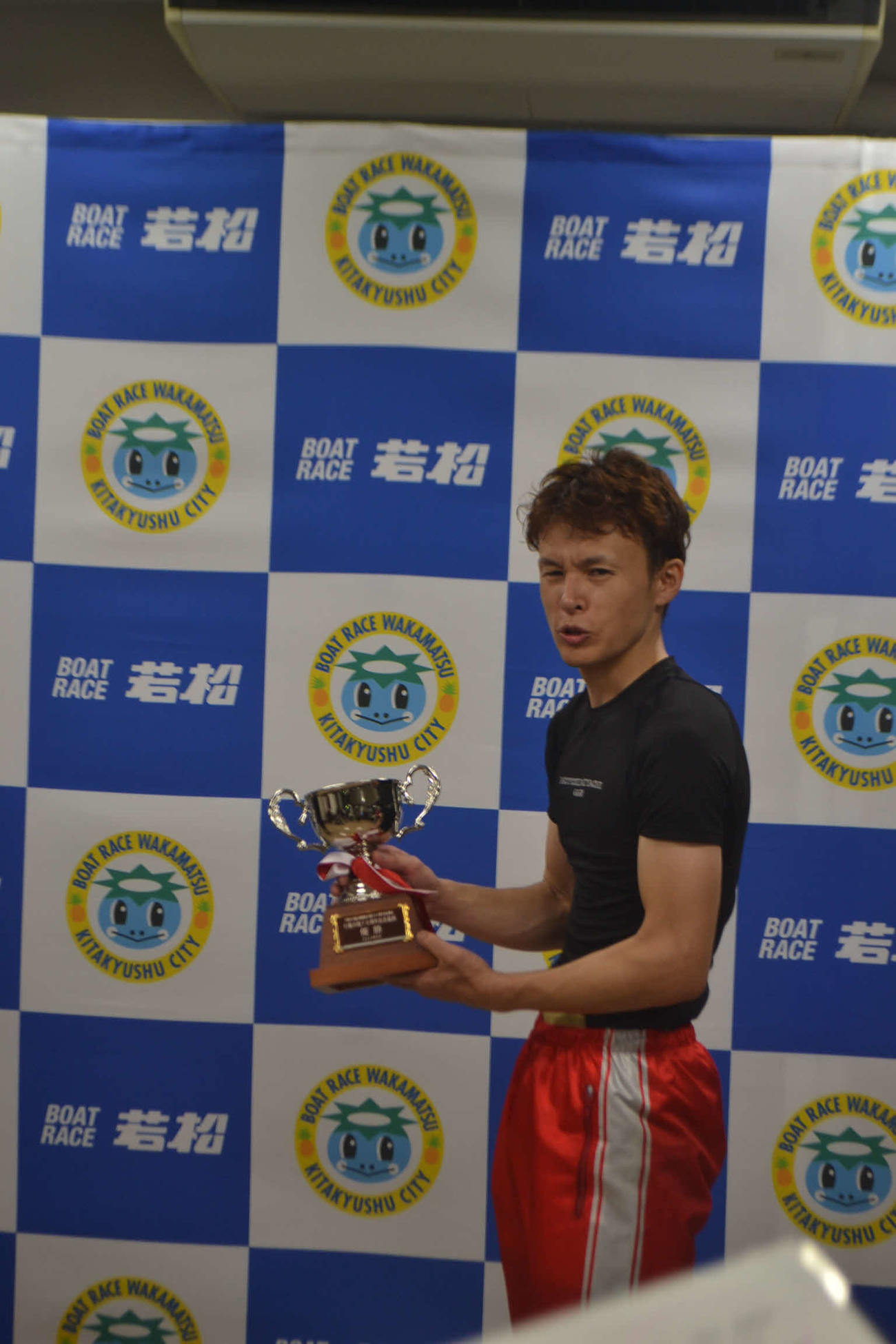 今年3度目の優勝を決めた宮地元輝は副賞のトロフィーを誇らしげに披露した