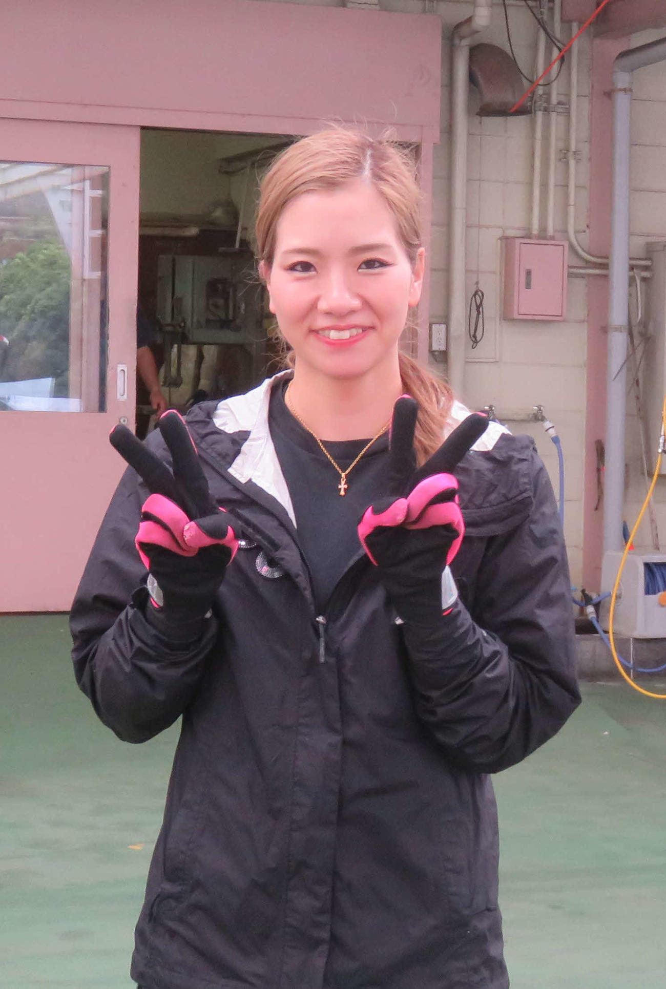 産休明け4節目で平和島に出場の富樫麗加は、笑顔いっぱいのピースサイン