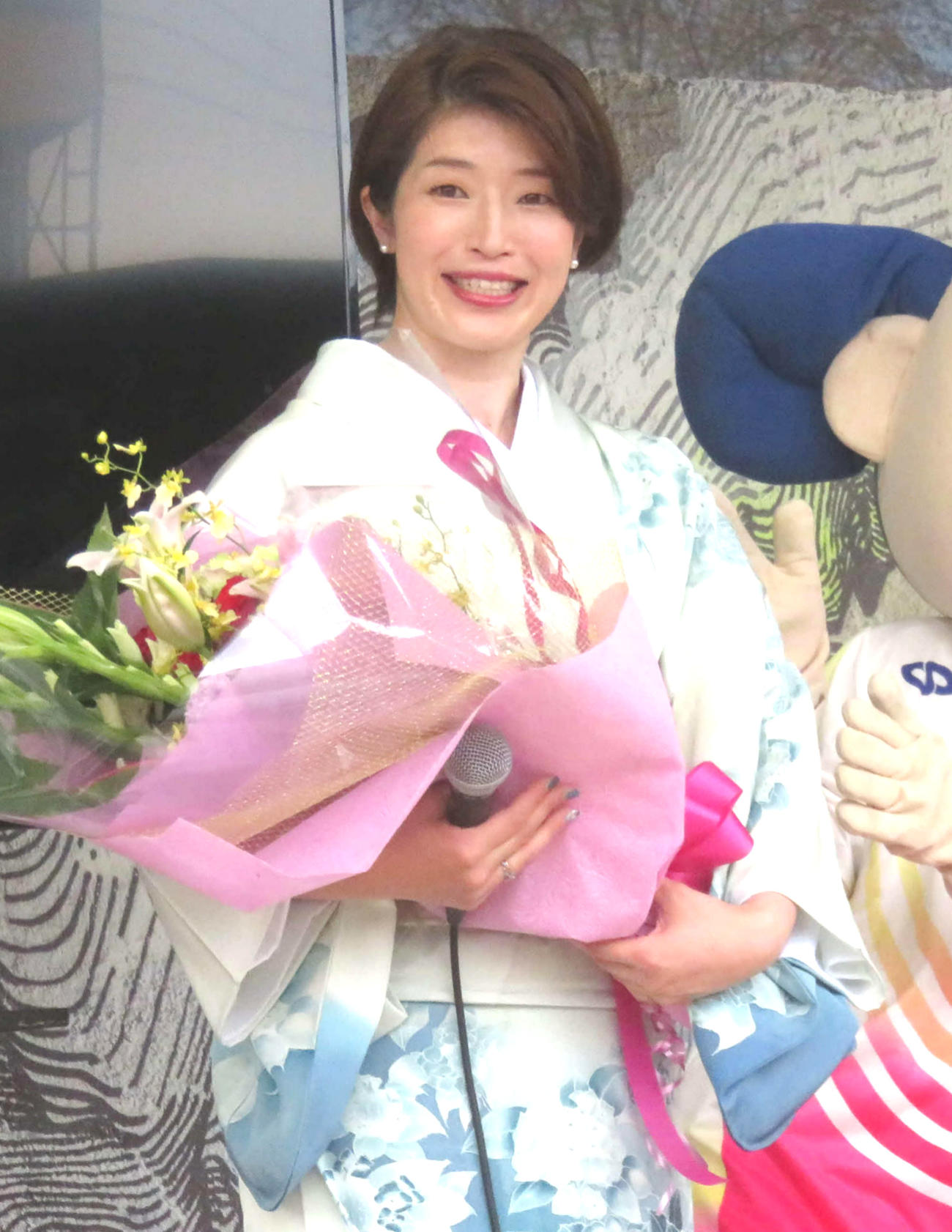 あじさいの花をあしらった和服を着て優勝報告会を行った石井貴子
