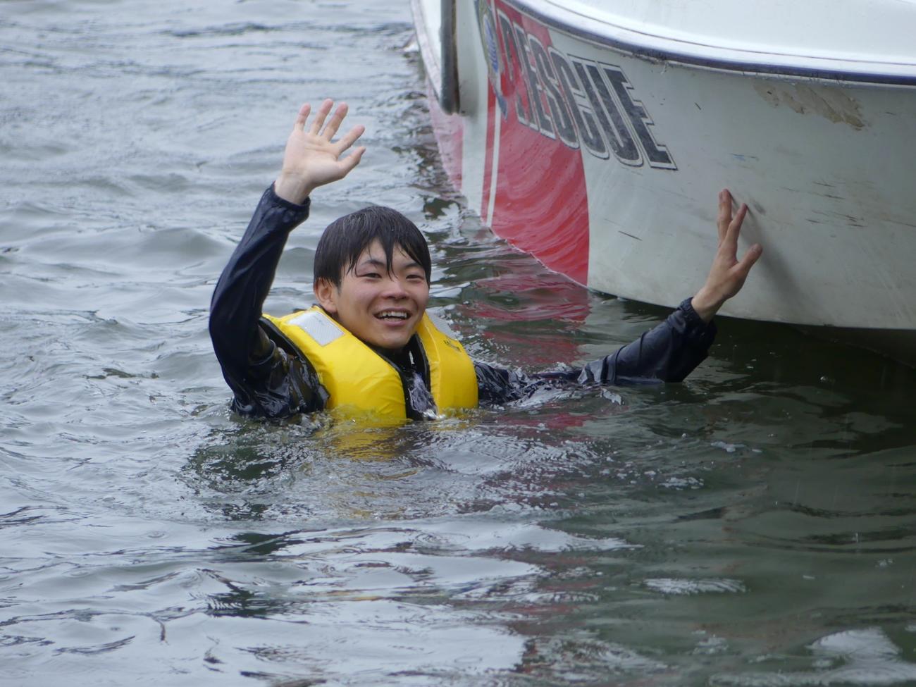 戸田9Rで初1着を取り、水神祭で観客の声援に手を振る近藤颯斗