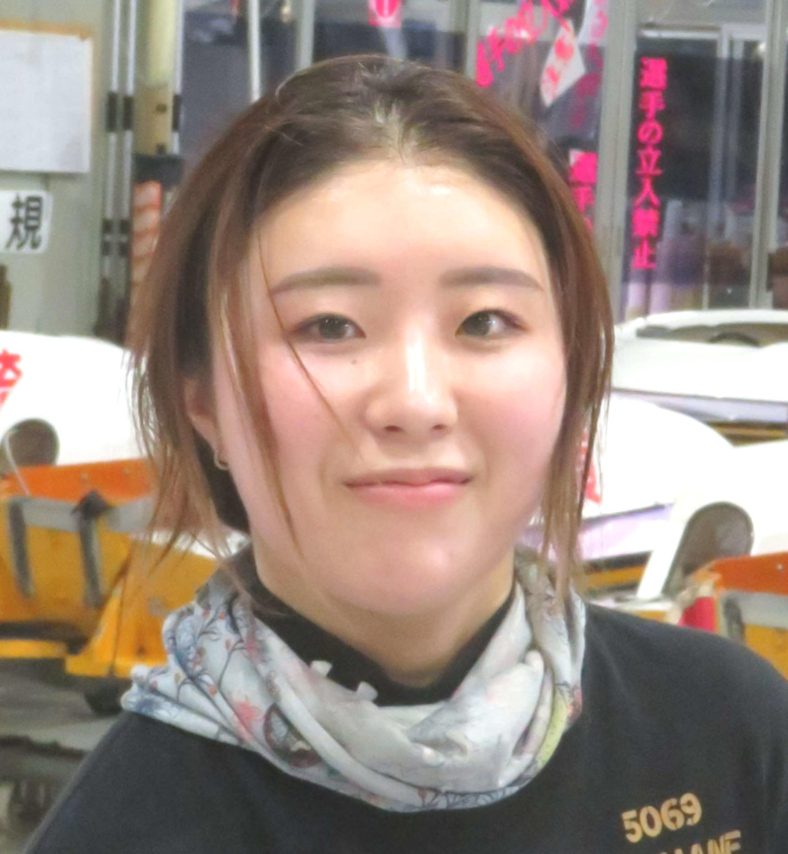初日1Rに間に合うよう急ピッチで作業する山崎小葉音