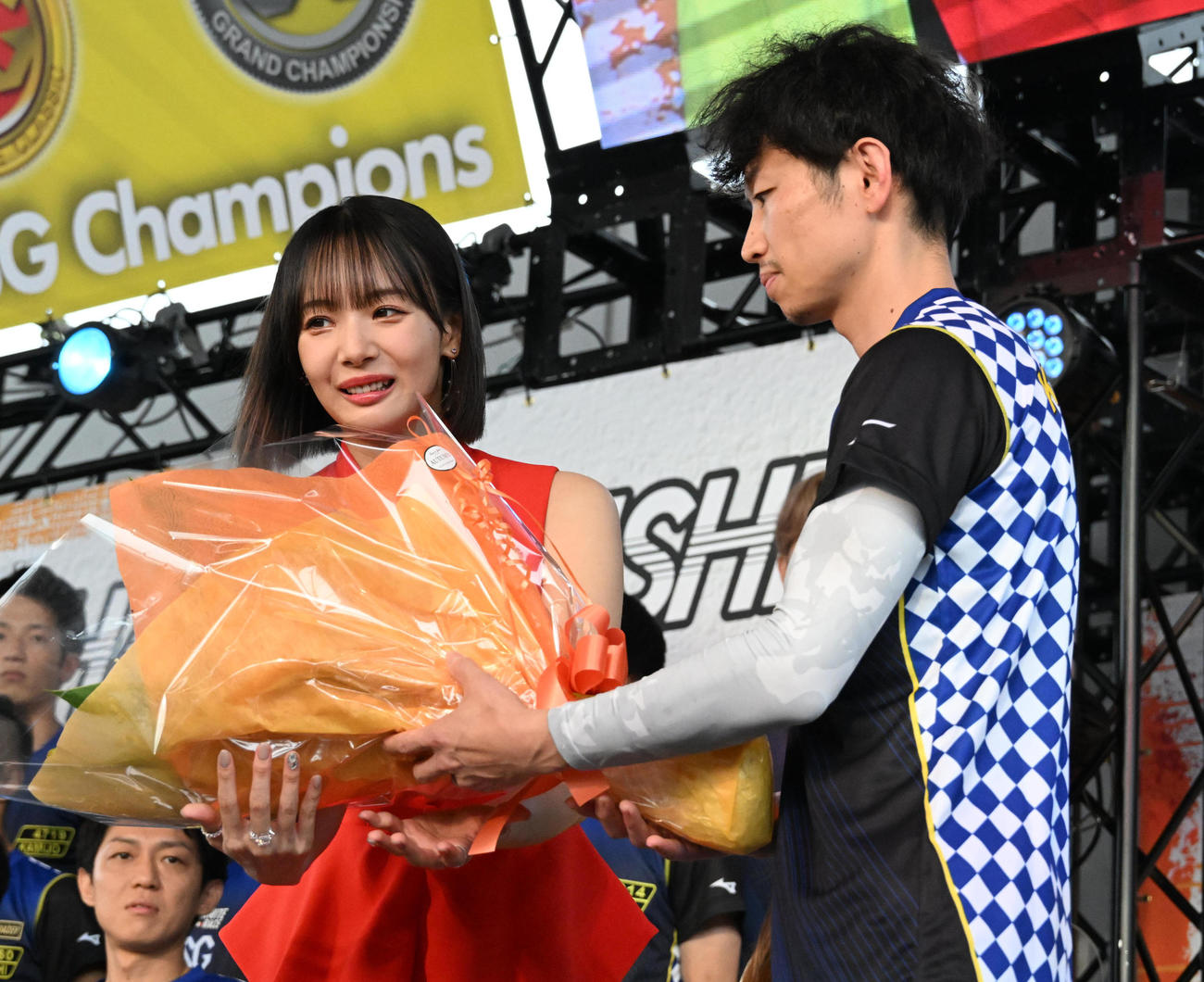 稲田浩二（右）に花束を贈呈する岡田紗佳（撮影・石井愛子）