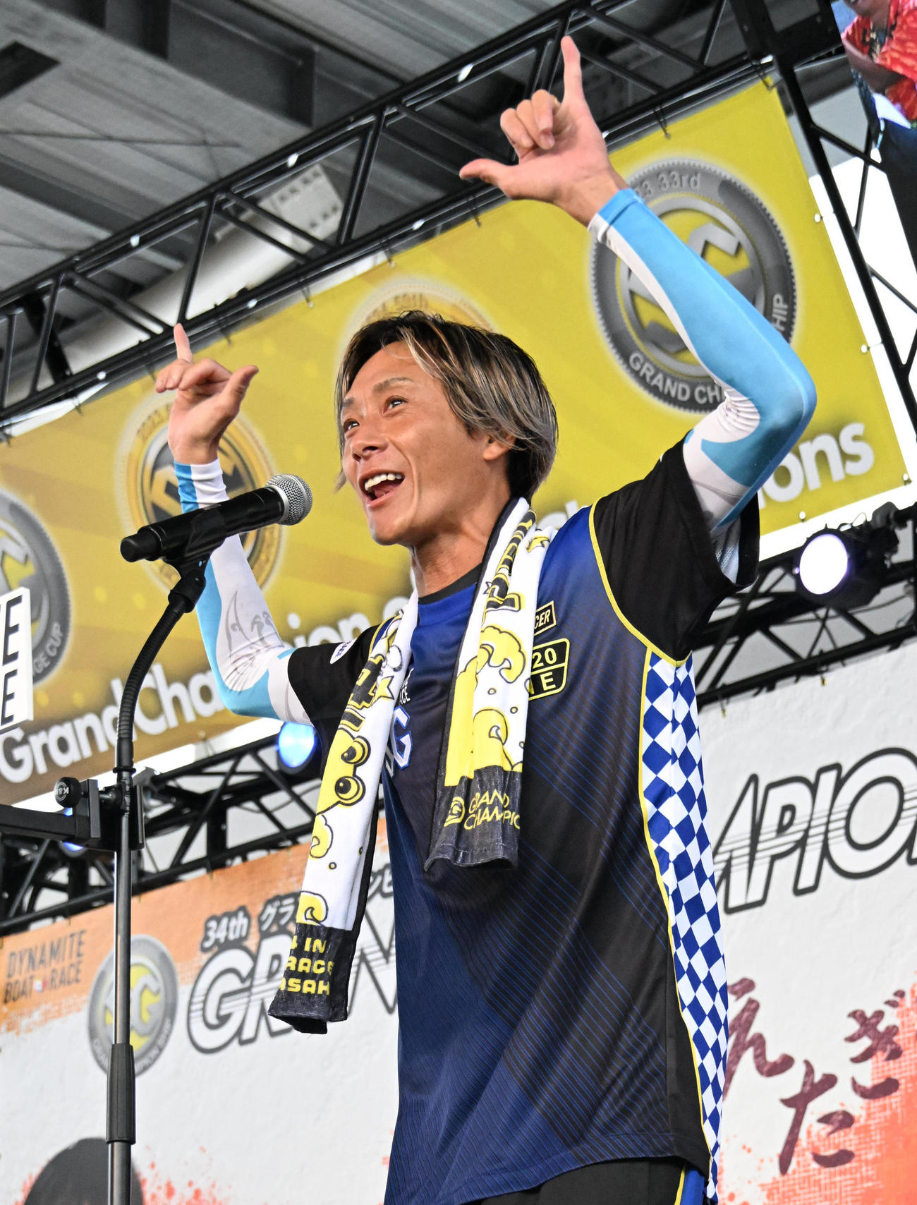 開会式でファンにあいさつする峰竜太（撮影・石井愛子）