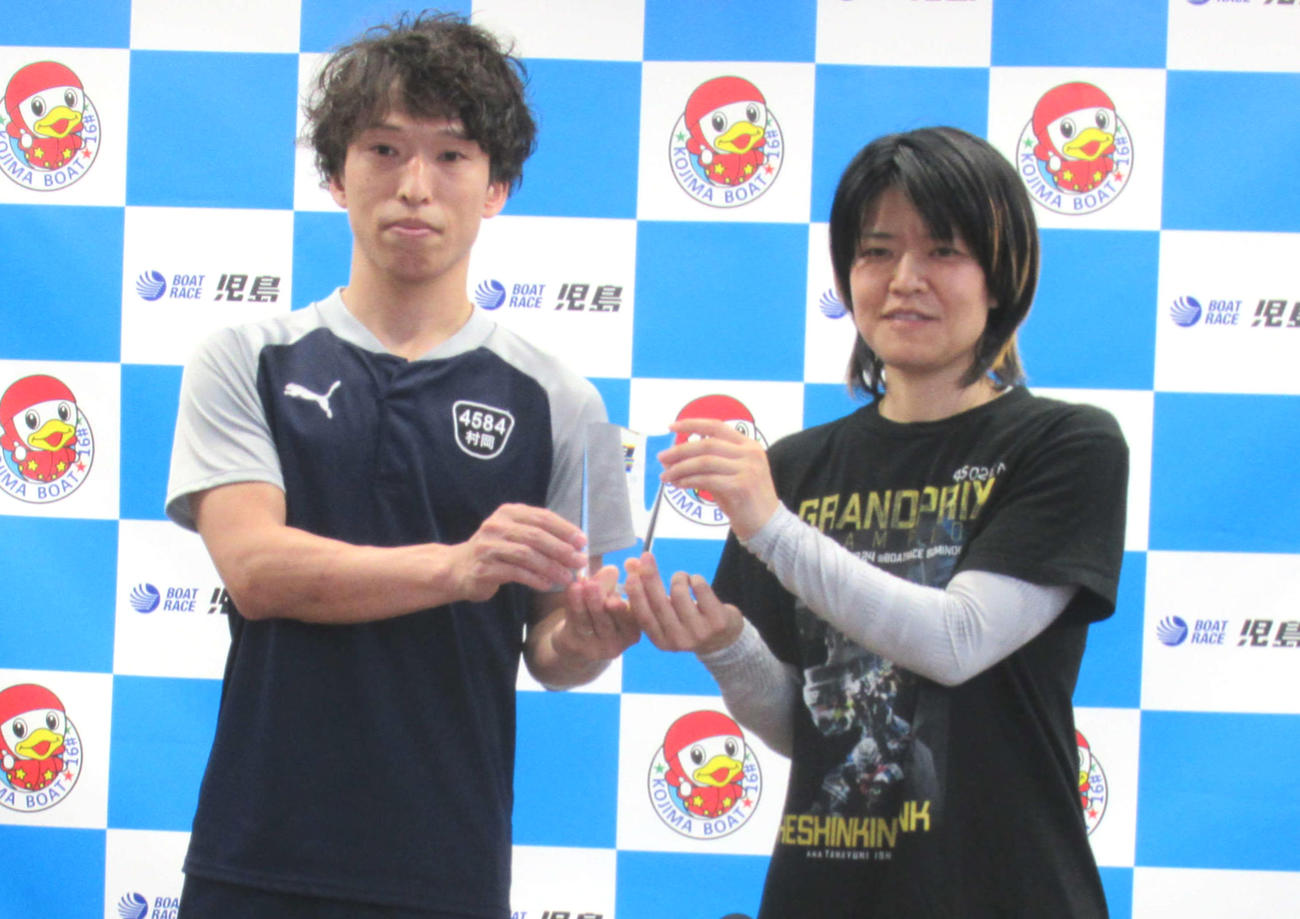 村岡賢人と遠藤エミには大勢詰め掛けたファンから「おめでとうの」声がかけられた