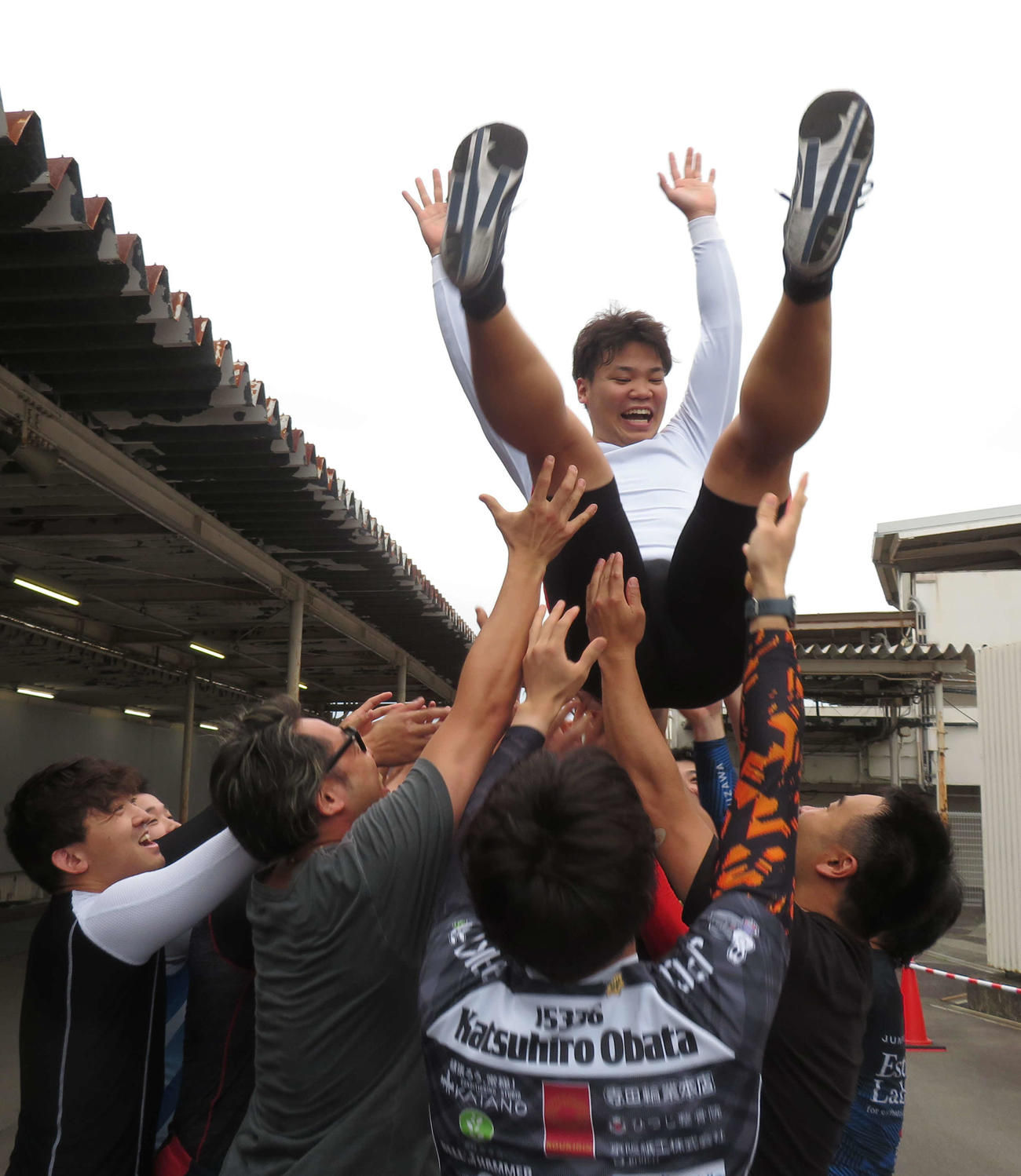 地元G3初優勝を決め、仲間に胴上げをされる吉田拓矢