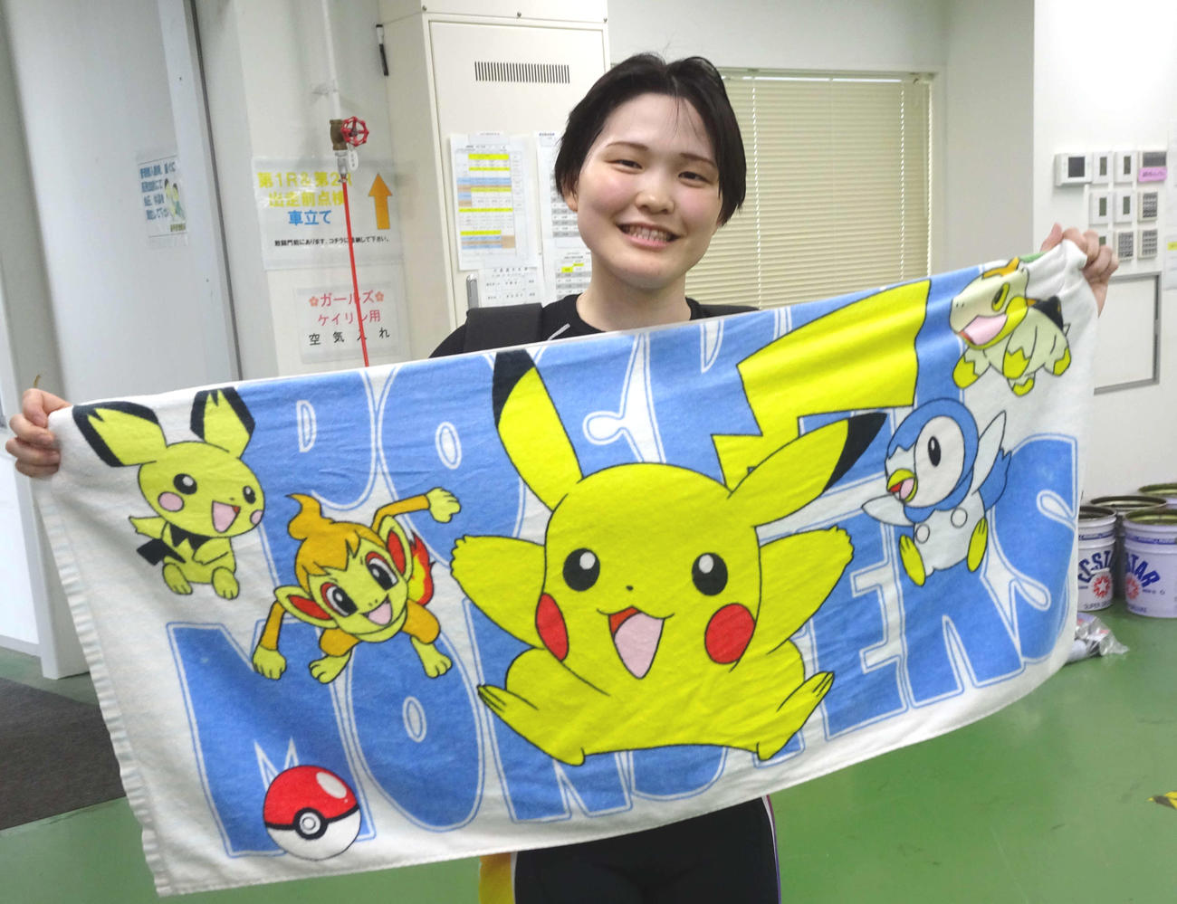 本格デビュー戦を逃げ切りで制した仲沢春香。お気に入りのポケモンタオルでポーズ