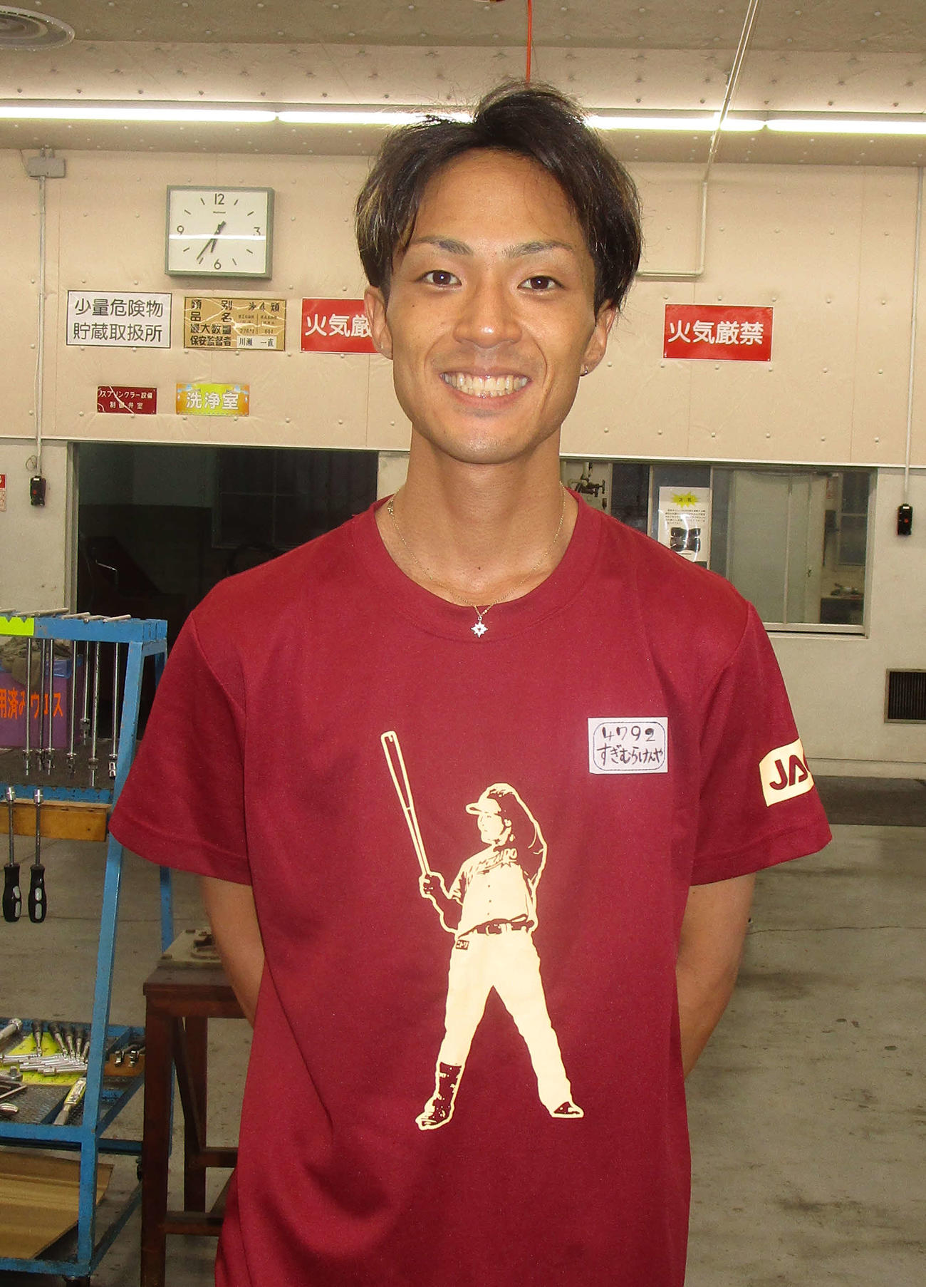 1歳の子供と名前が同じという日本ハム清宮幸太郎のシャツを着て戦う杉村賢也（撮影・安井雅彦）