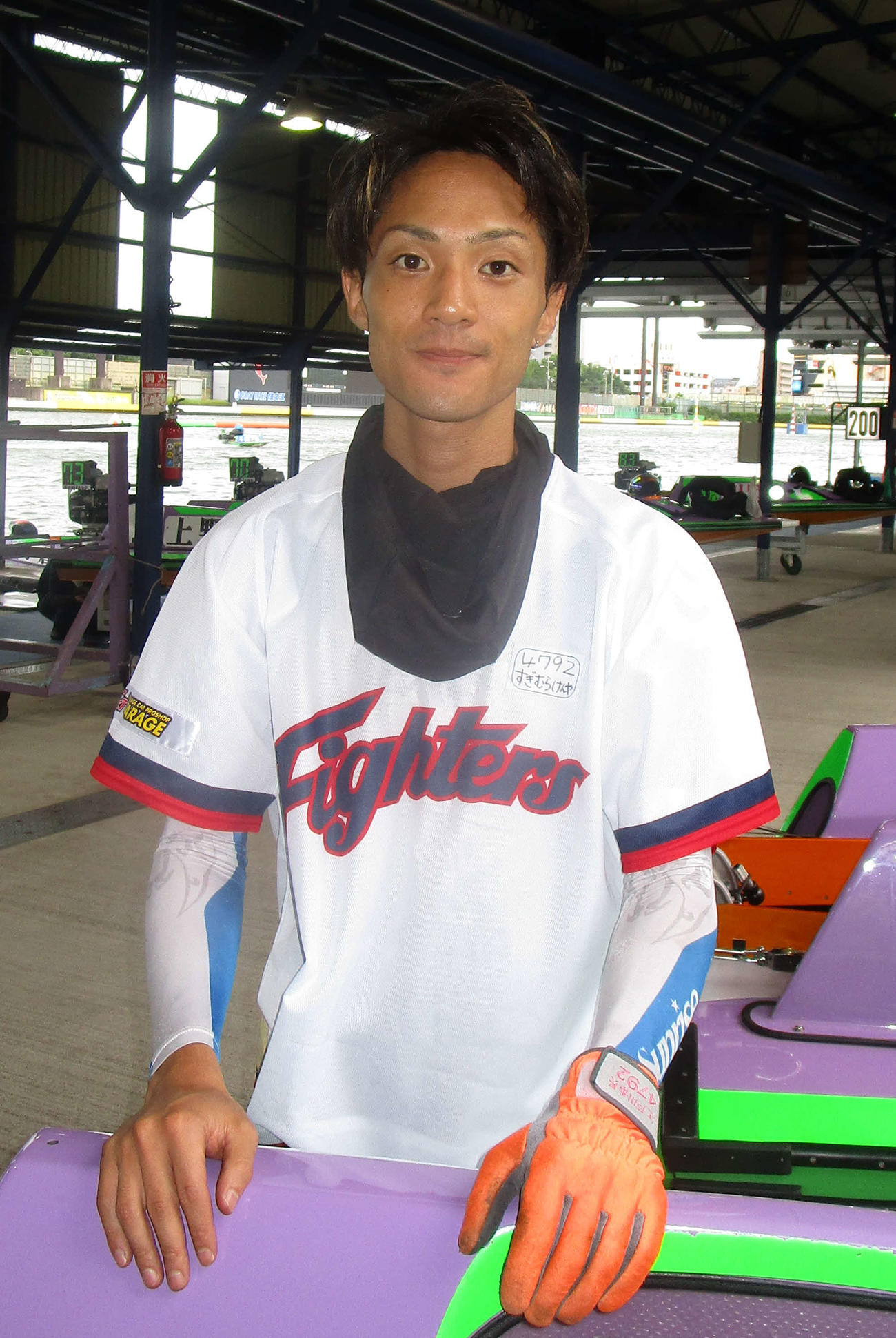 ピットでは日本ハムファイターズのシャツを着ている杉村賢也（撮影・安井雅彦）