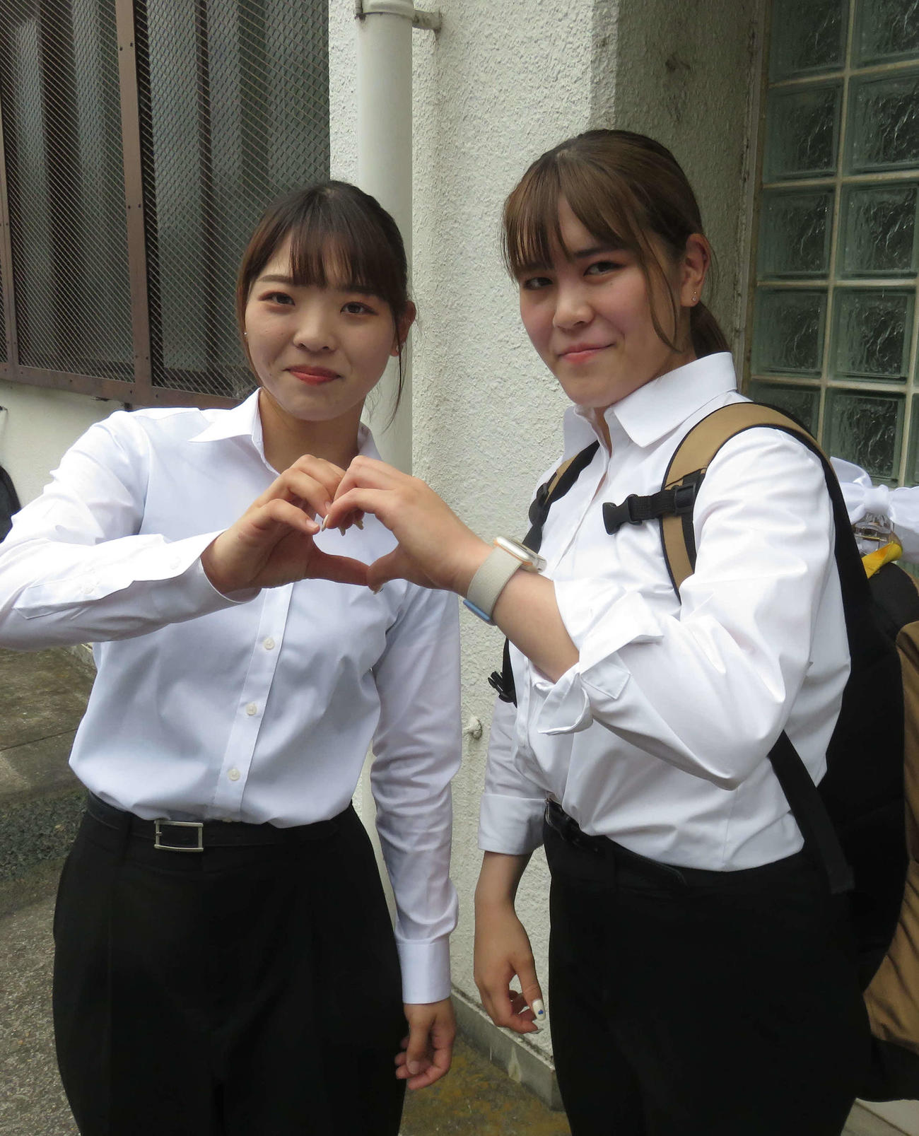 仲良しで本格デビュー初戦を迎えた中島瞳（右）と是永ゆうきがハートマークを作って健闘を誓う（撮影・野島成浩）