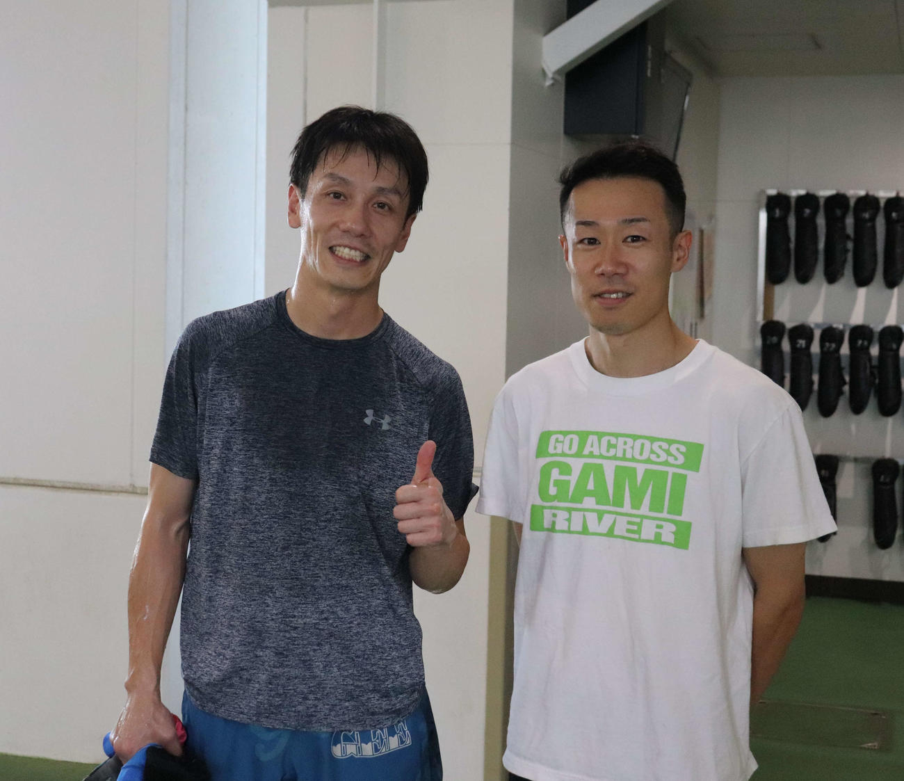 中野次郎（左）が今年初優勝を決めてサムズアップポーズ。（右は伊倉光）