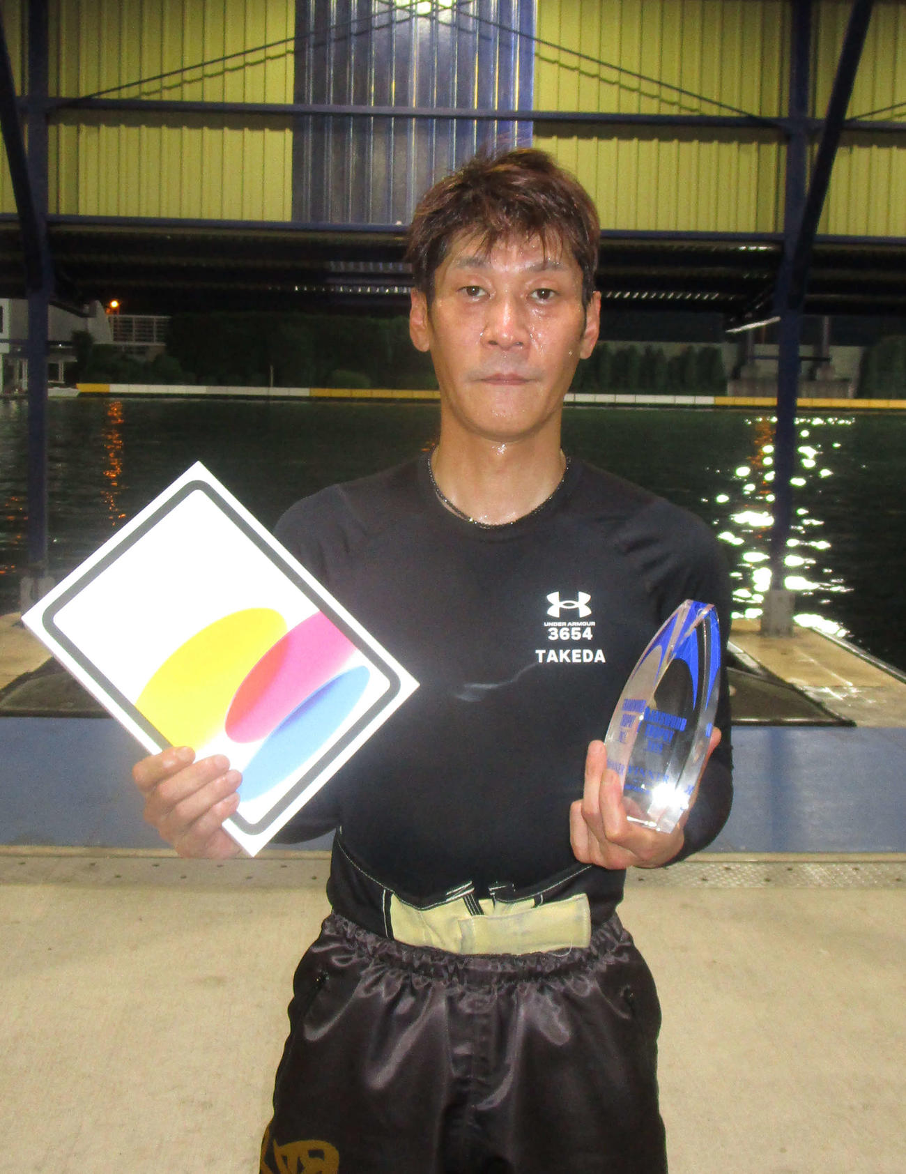 悲願の住之江初Vを果たし、トロフィーを手にする武田光史（撮影・安井雅彦）