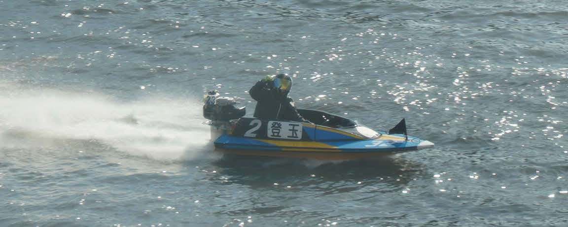 初優勝した登玉隼百がガッツポーズでゴール