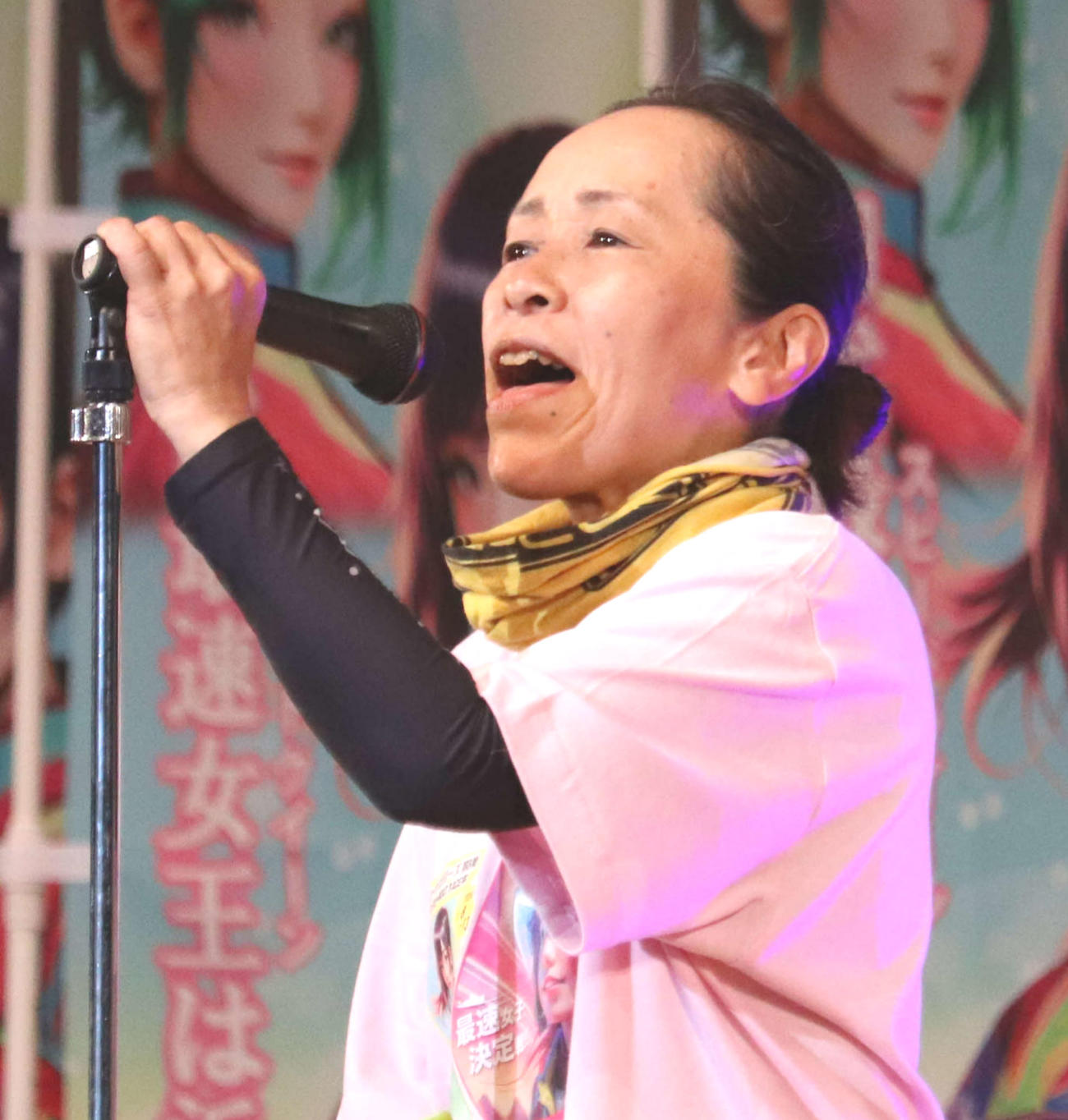 オープニングセレモニーで熱唱する松瀬弘美