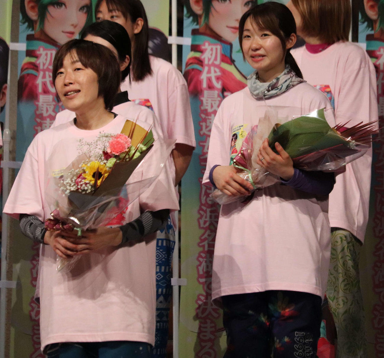 花束を受け取った三浦永理（左）と柴田百恵