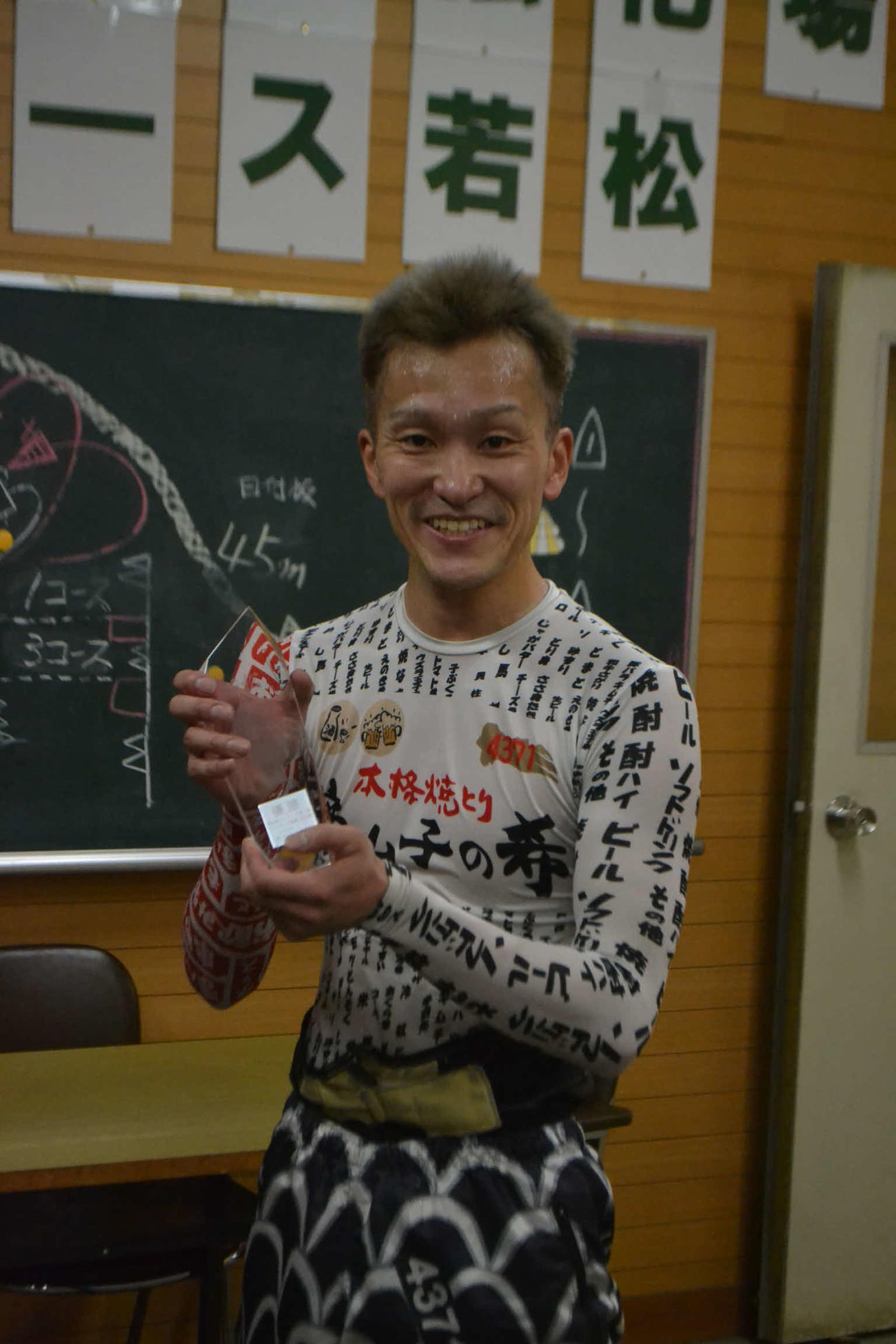 逃げて今年2度目の優勝を飾った西山貴浩はトロフィーを手に笑顔