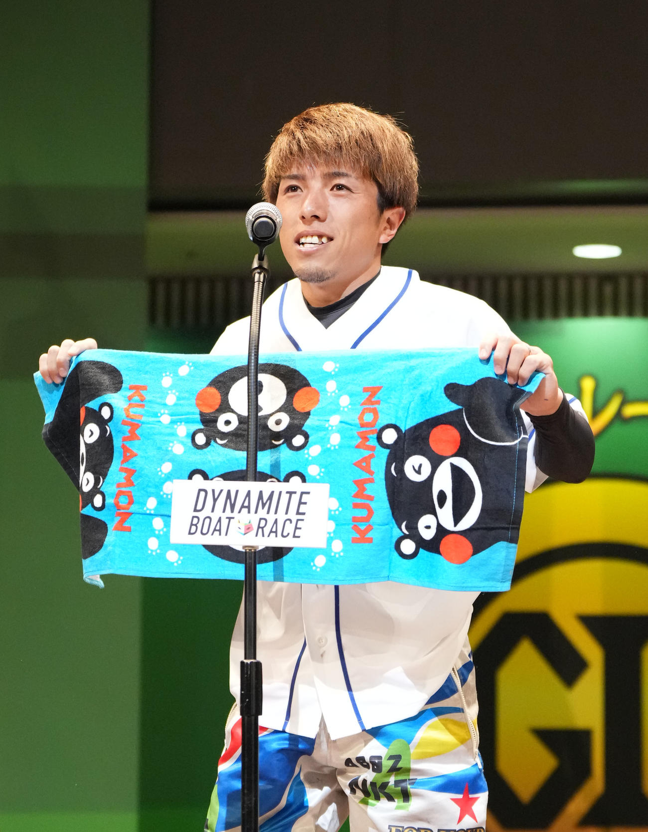 オープニングセレモニーで、くまモンタオルを手にあいさつする中亮太（撮影・森本幸一）