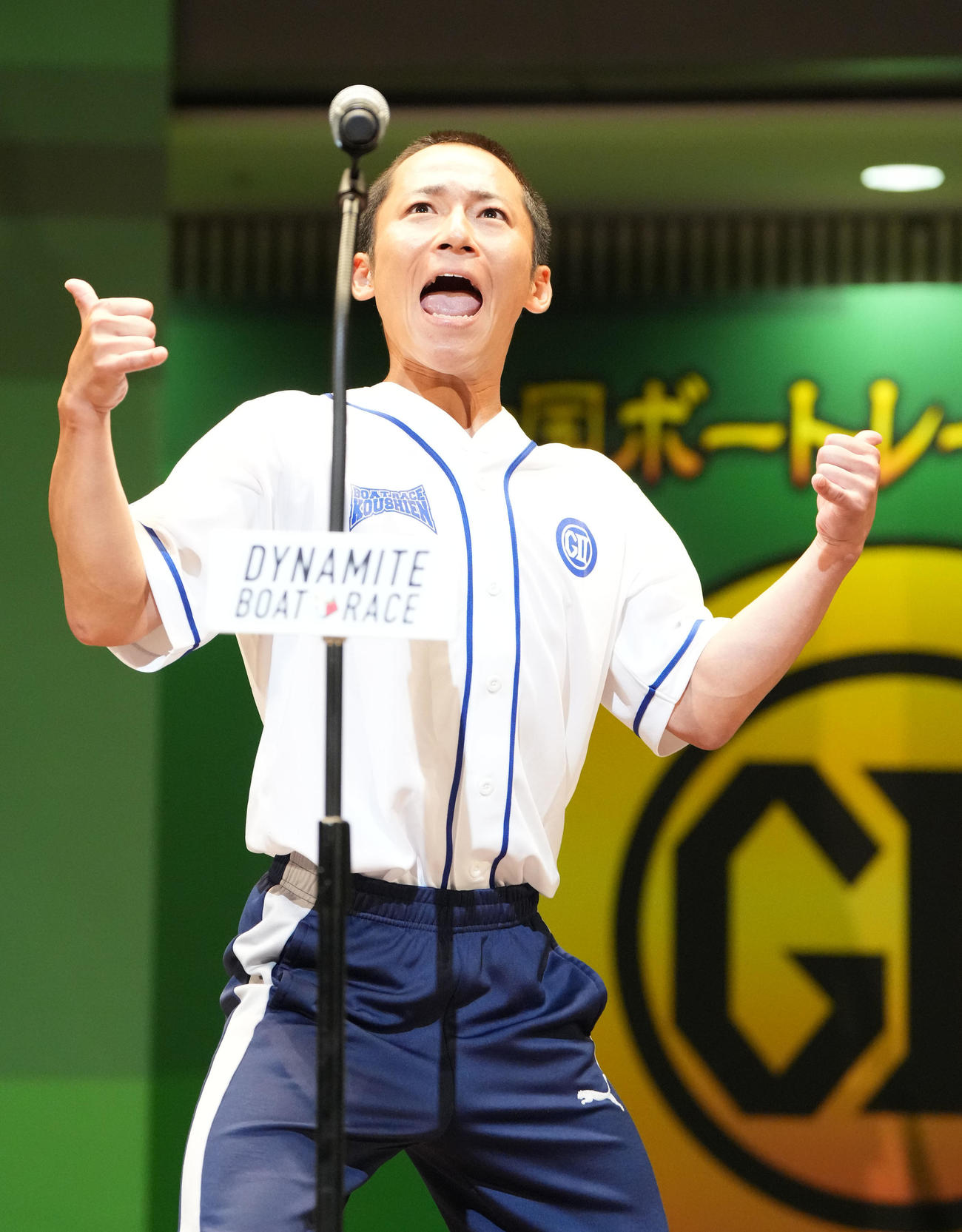 オープニングセレモニーであいさつする佐藤謙史朗（撮影・森本幸一）