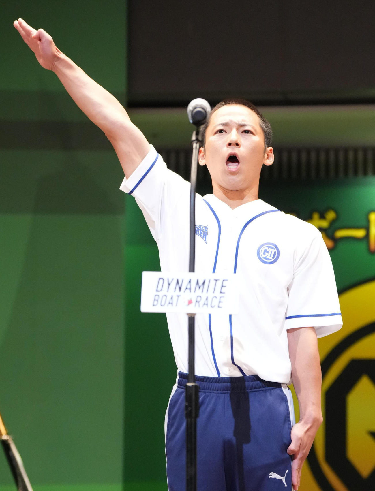 オープニングセレモニーであいさつする佐藤謙史朗（撮影・森本幸一）