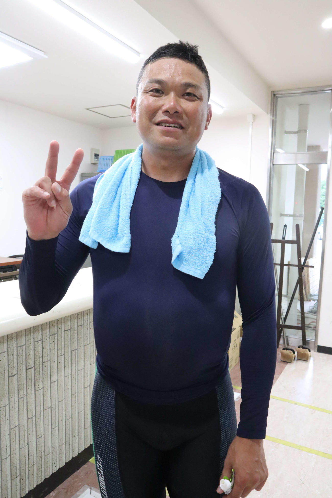 200勝達成の古川貴之は笑顔でVサイン（撮影・音無剛）