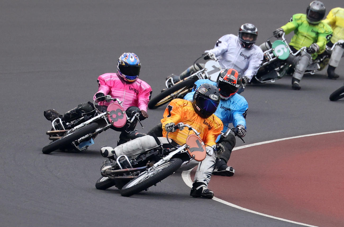 予選6R、1着長田稚也（7）、2着永井大介（8）、3着五十嵐一夫（4）（撮影・柴田隆二）