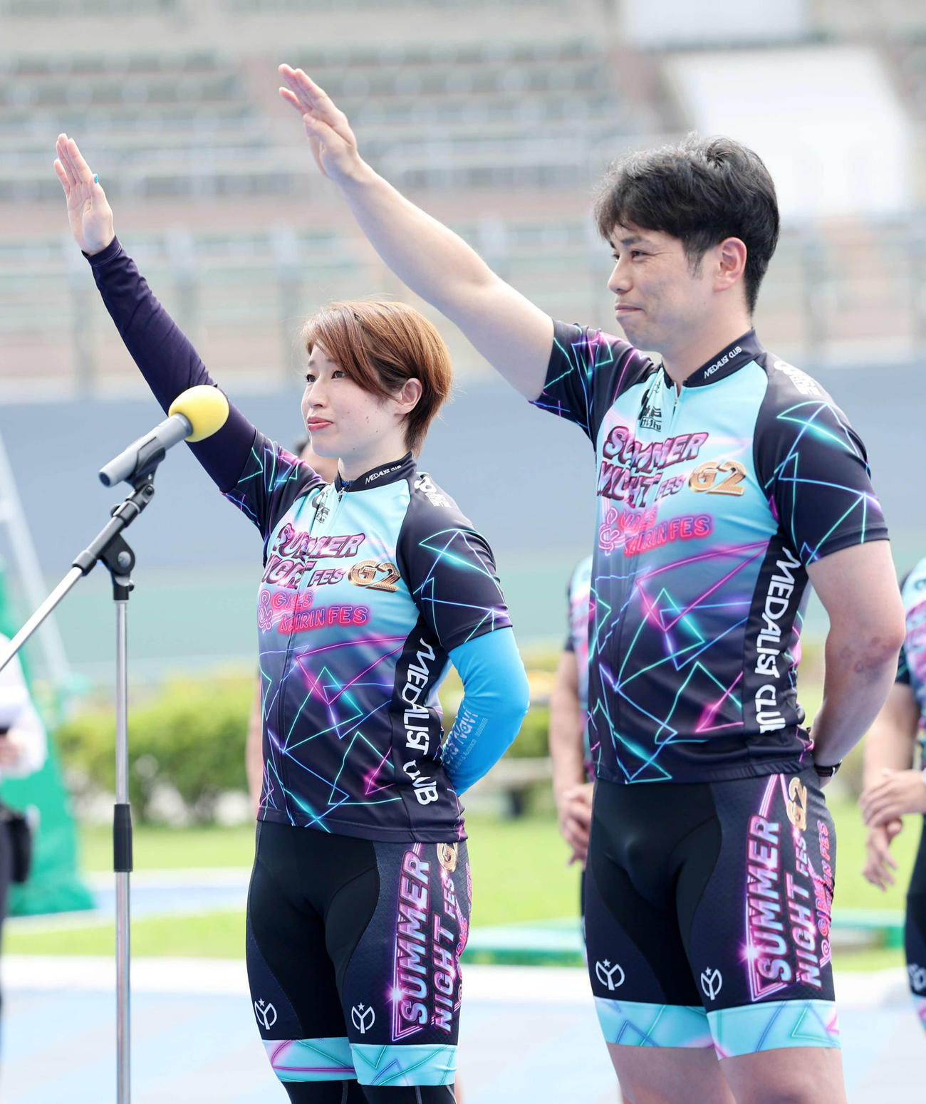 選手宣誓する石井貴子（左）と岩本俊介（撮影・鈴木正人）