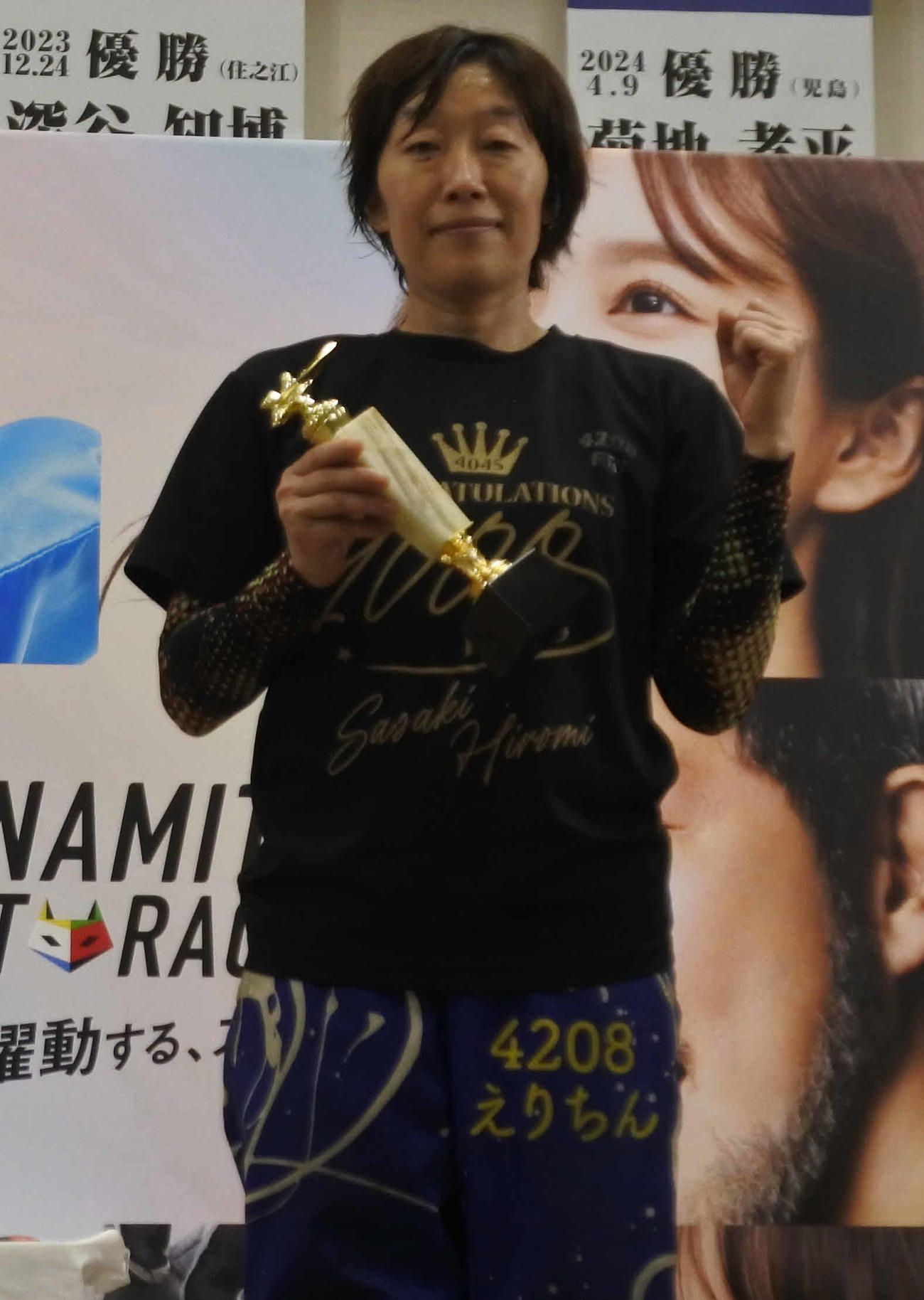 地元優勝を決めた三浦永理は左手でガッツポーズ