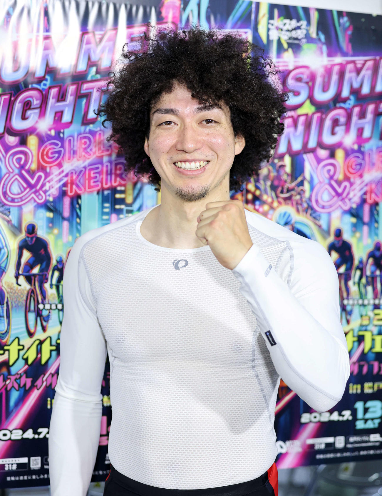 ポーズを決める山崎賢人（撮影・鈴木正人）