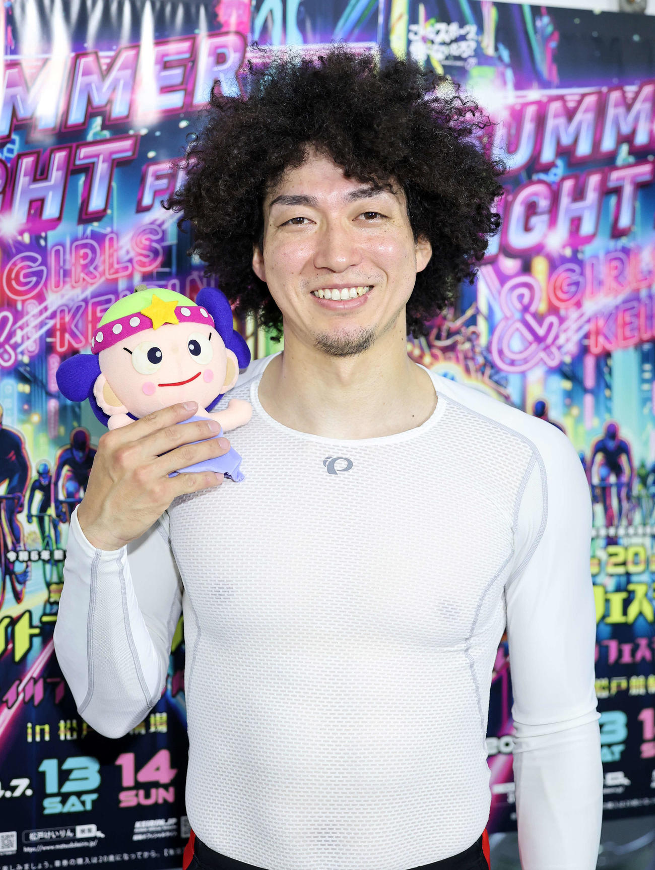 松戸競輪場マスコット「マッピー」を手に笑顔を見せる山崎賢人（撮影・鈴木正人）