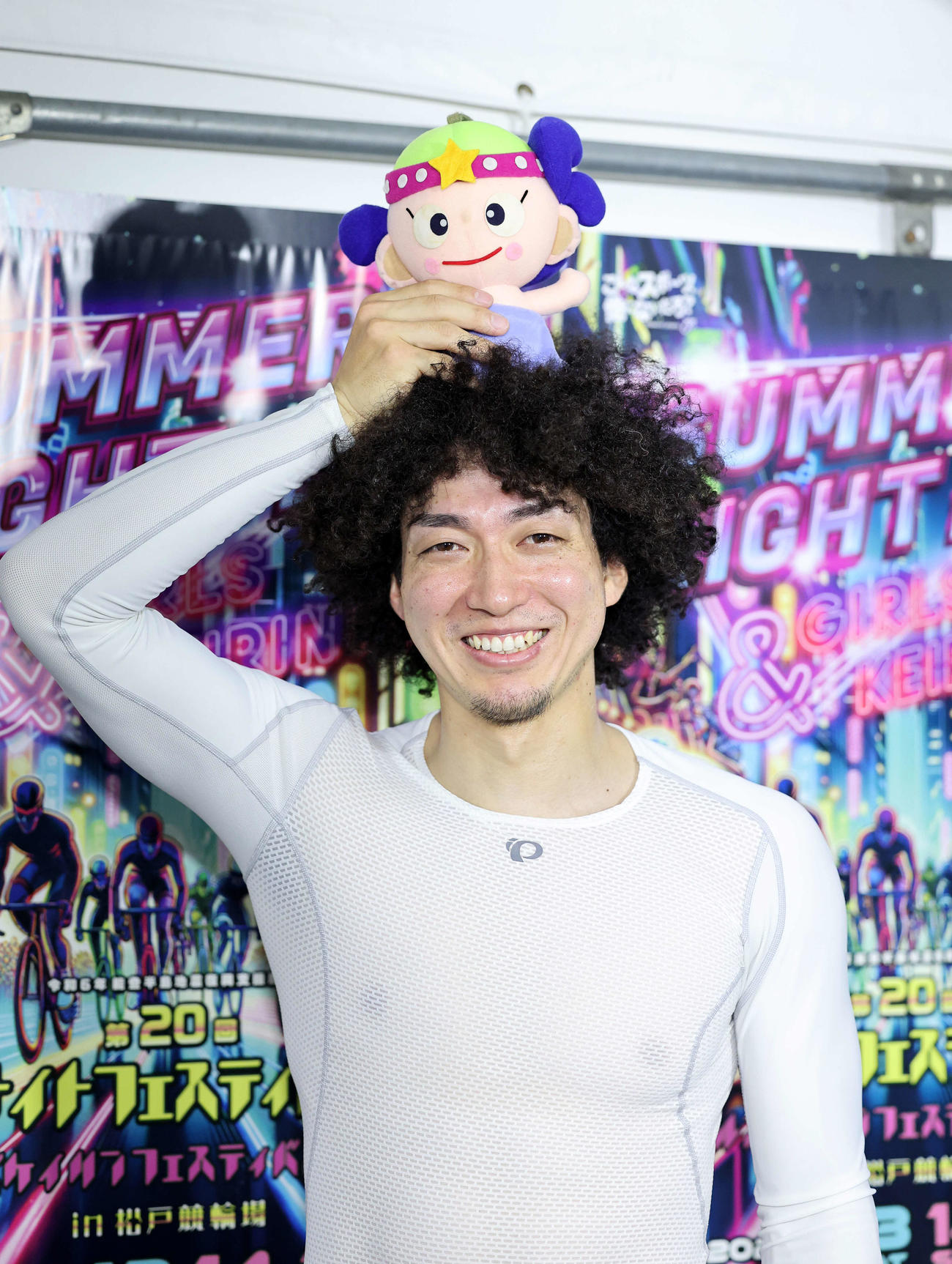 松戸競輪場マスコット「マッピー」を頭に乗せ笑顔を見せる山崎賢人（撮影・鈴木正人）