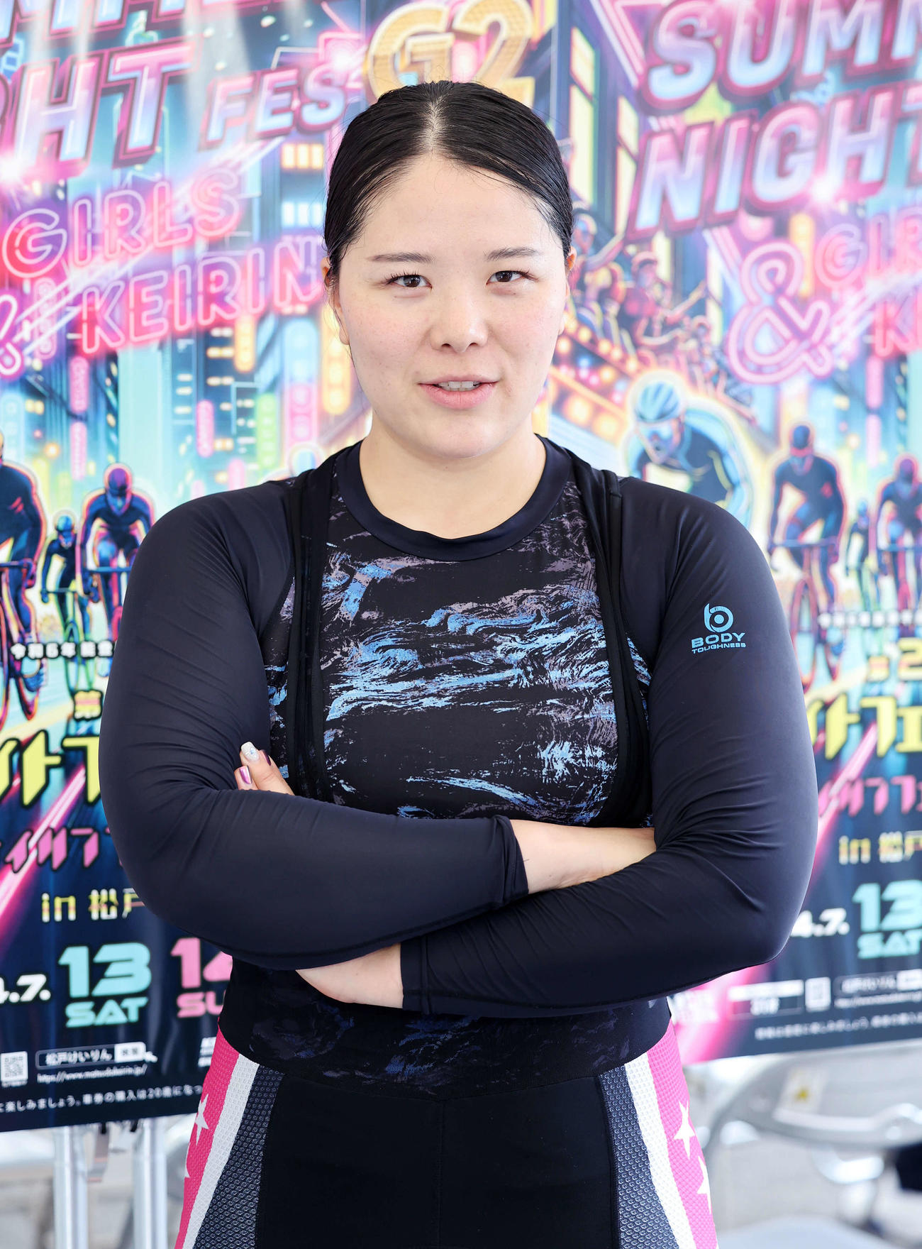 ポーズを決める小林優香（撮影・鈴木正人）