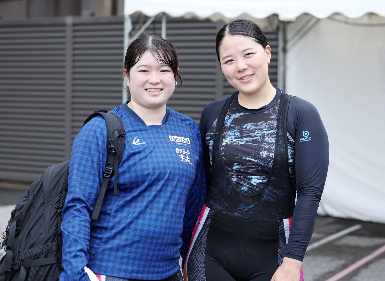 決勝に進出して笑顔を見せる尾方真生（左）と小林優香（撮影・鈴木正人）