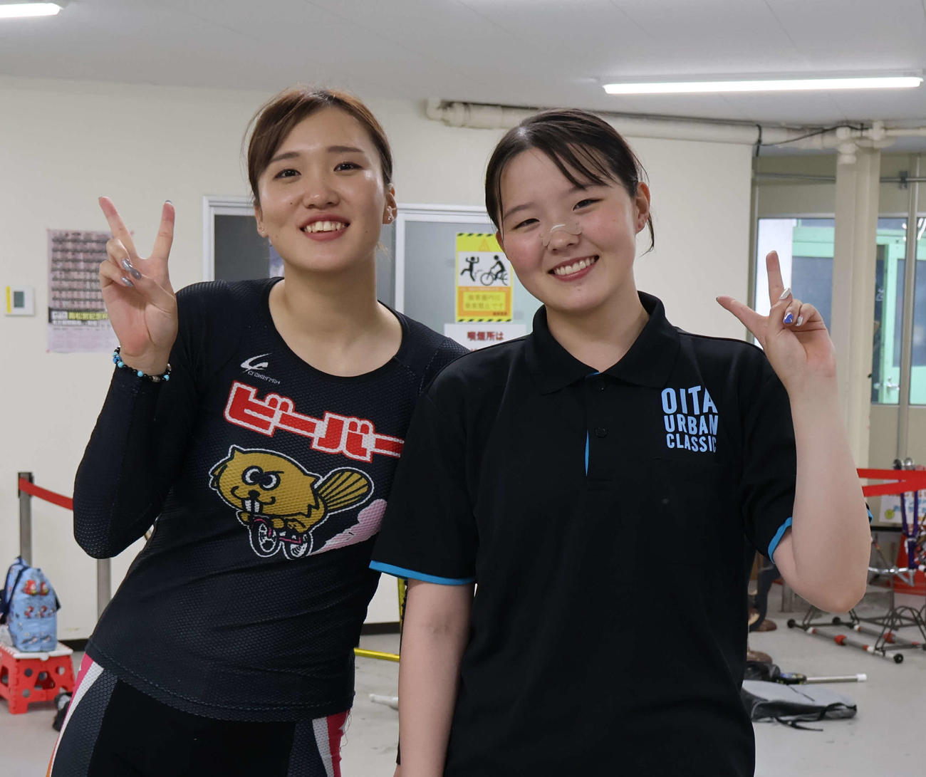 下条未悠（左）と伊藤優里が決勝11Rで先行バトルを繰り広げる（撮影・山田敏明）