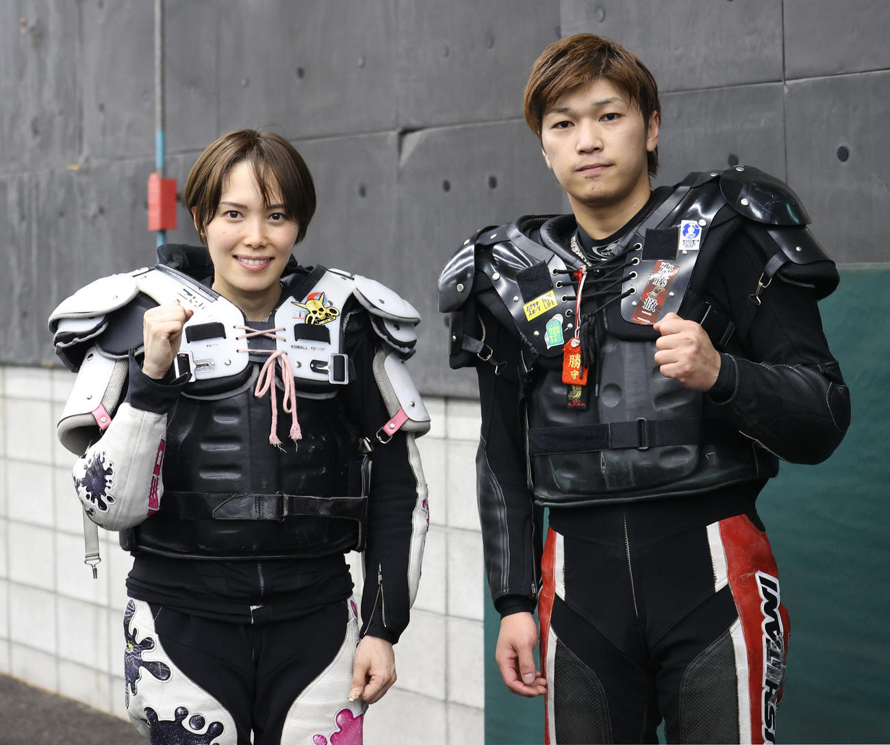 優勝戦に向けガッツポーズする佐藤摩弥と上和田拓海（撮影・柴田隆二）