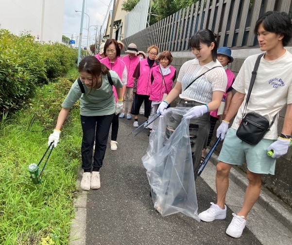 清掃活動する埼玉支部の選手ら
