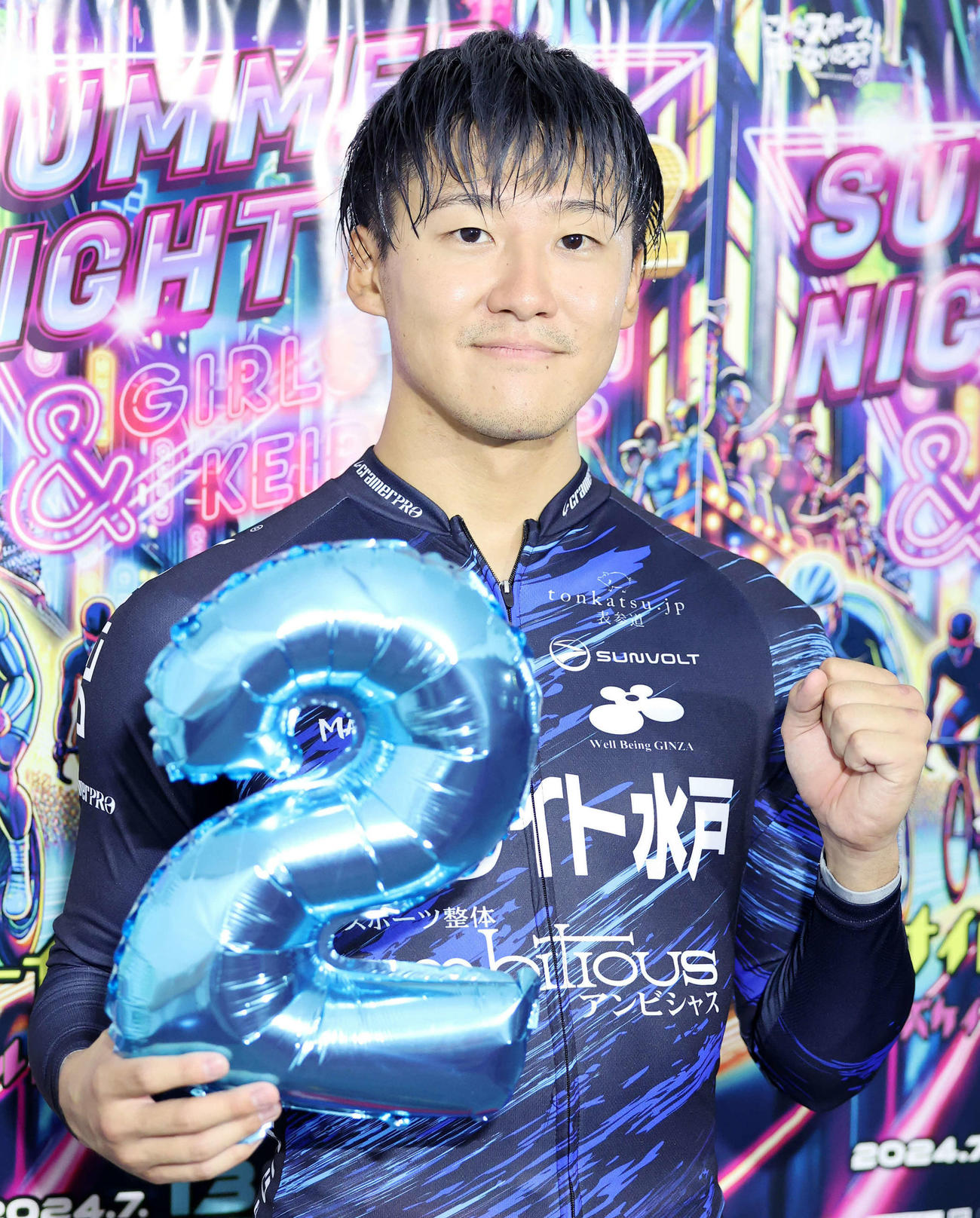 通算200勝を決めてガッツポーズする真杉匠（撮影・鈴木正人）