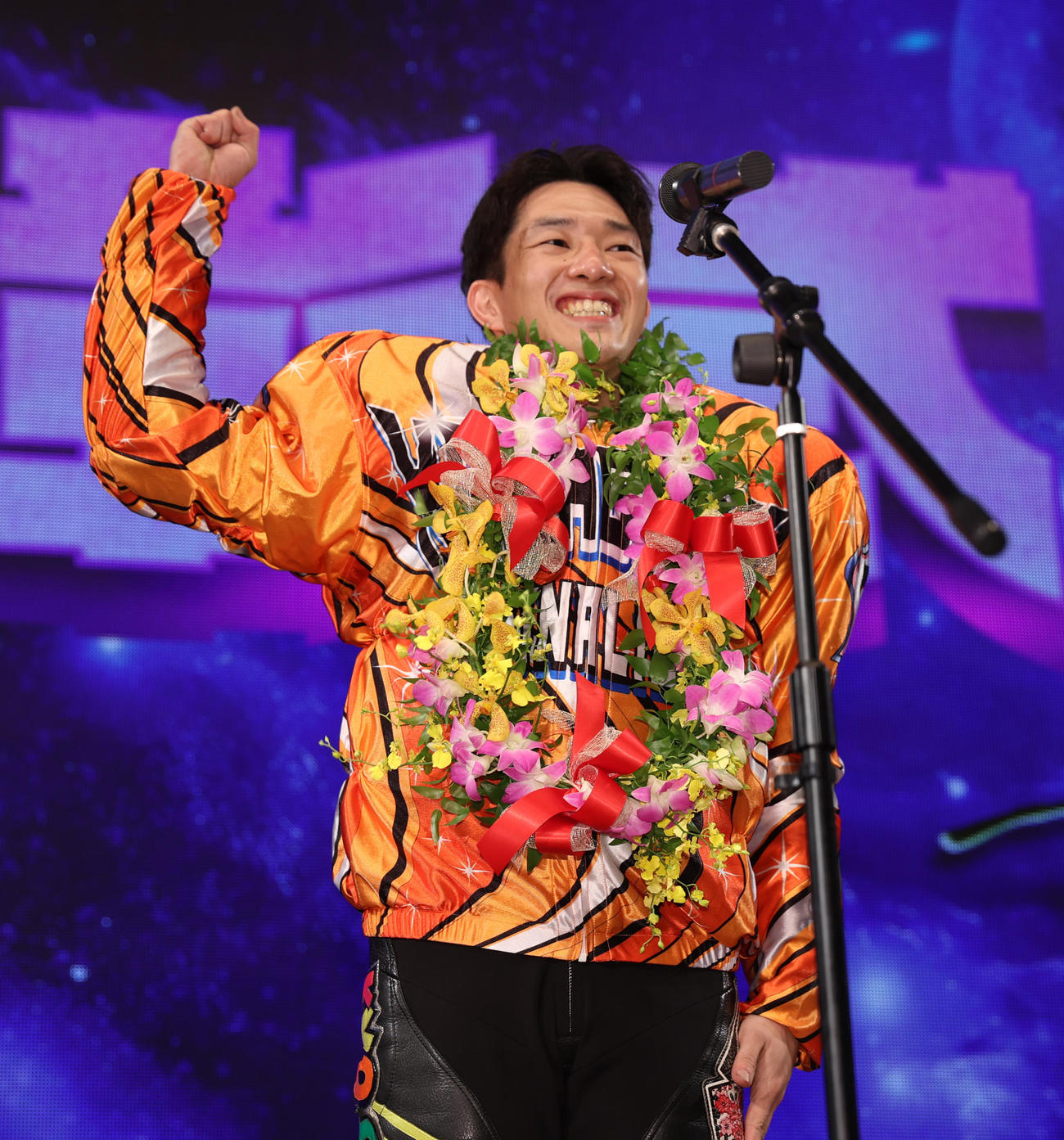 優勝した黒川京介はガッツポーズする（撮影・柴田隆二）