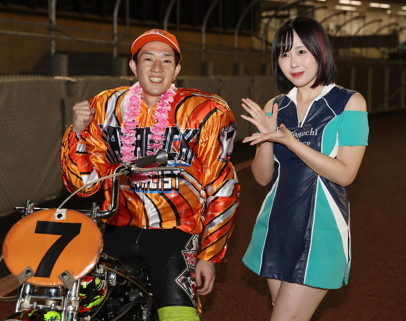 優勝した黒川京介は川口オートレースイメージガール夜道雪と記念撮影する（撮影・柴田隆二）