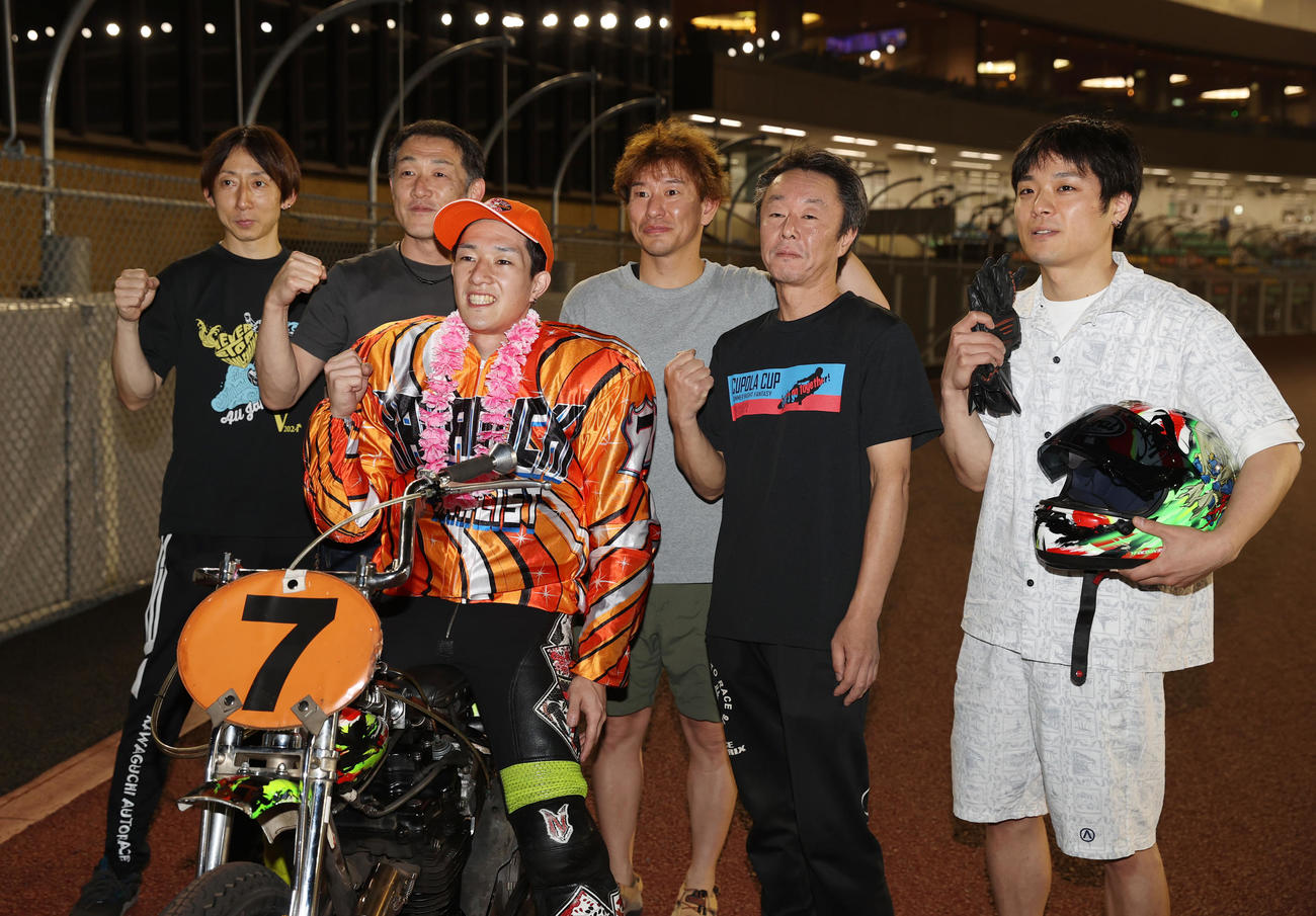 優勝した黒川京介（左から3人目）は仲間とガッツポーズする（撮影・柴田隆二）