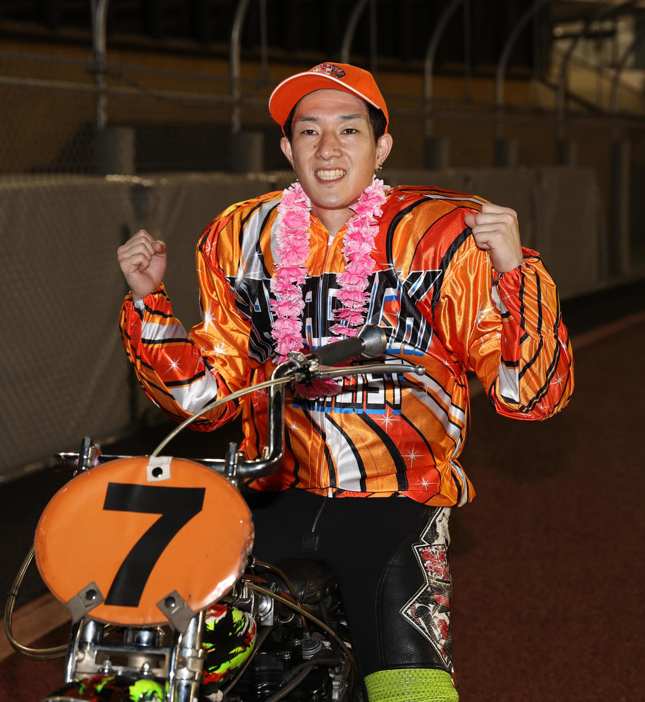 優勝した黒川京介はガッツポーズする（撮影・柴田隆二）