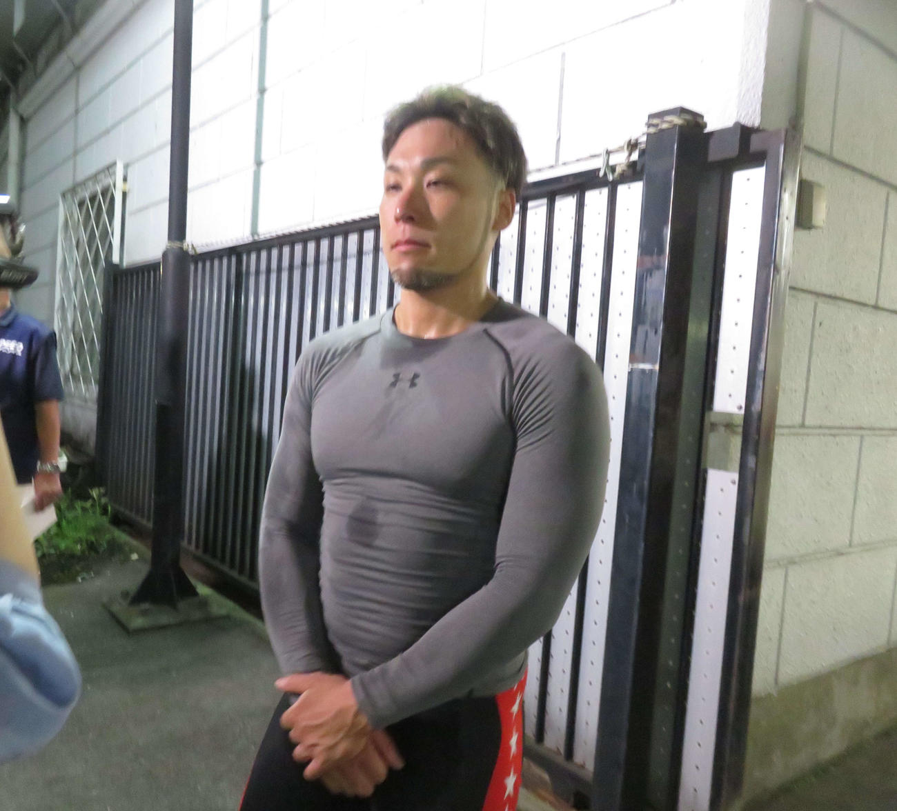 レース後にインタビューを受ける郡司浩平（撮影・野島成浩）