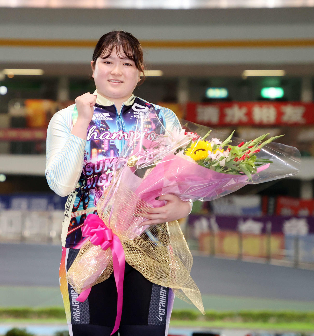 ガールズケイリンフェスティバル2024で優勝し笑顔でガッツポーズする尾方真生（撮影・鈴木正人）