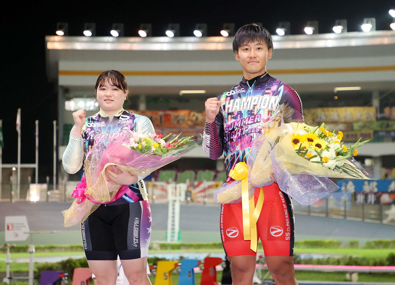 優勝しガッツポーズする尾方真生（左）と真杉匠（撮影・鈴木正人）