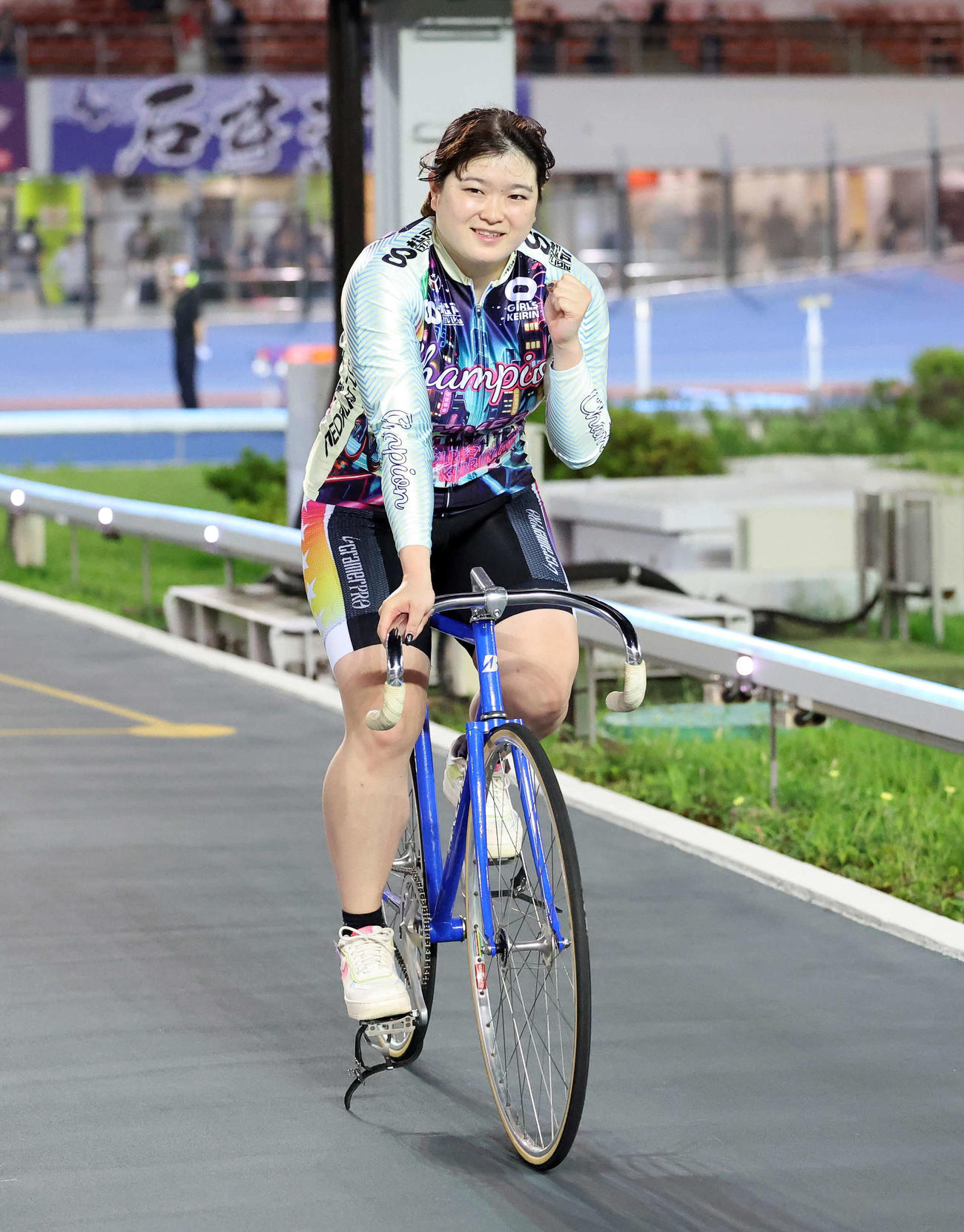ガールズケイリンフェスティバル2024で優勝し笑顔でガッツポーズする尾方真生（撮影・鈴木正人）
