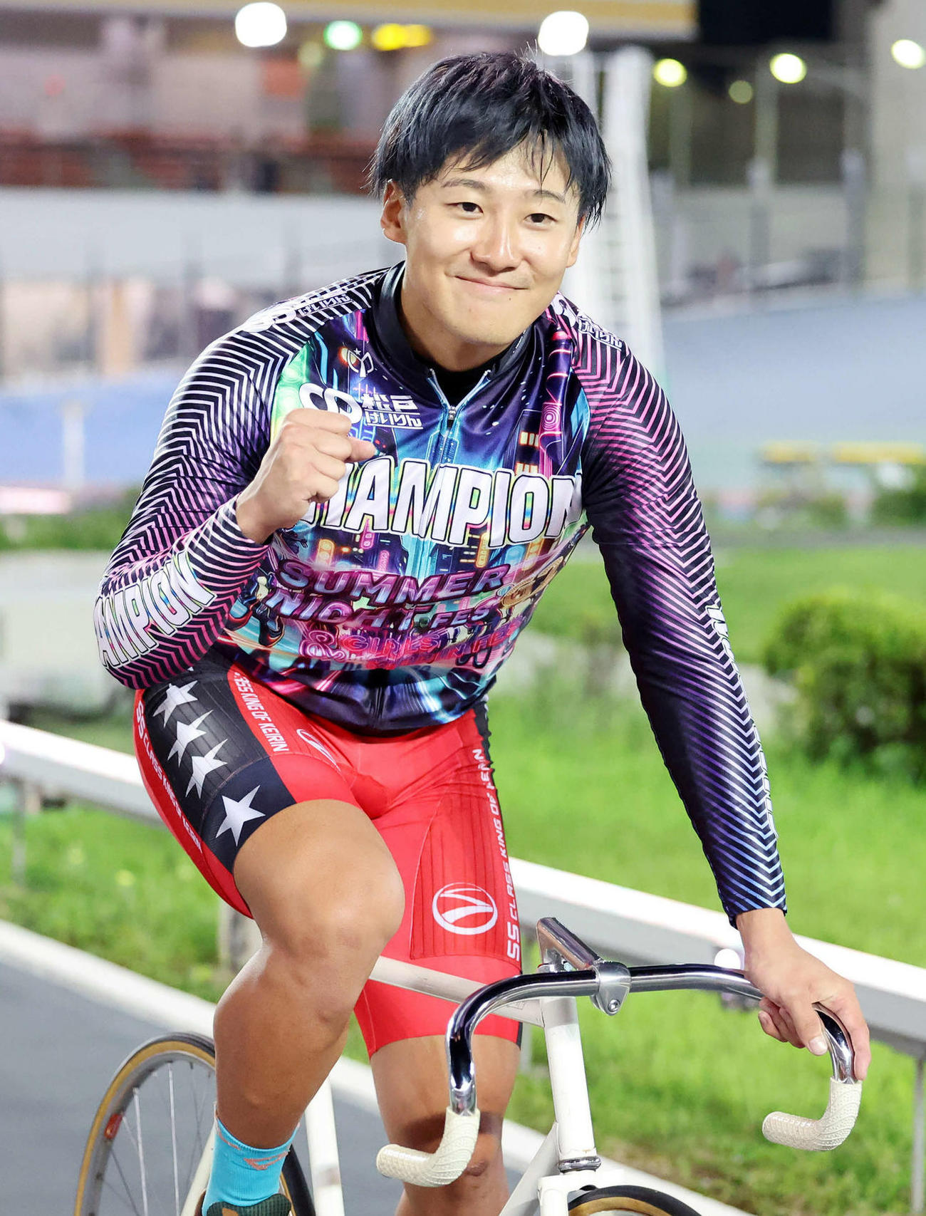 サマーナイトフェスティバルで優勝し笑顔でガッツポーズする真杉匠（撮影・鈴木正人）