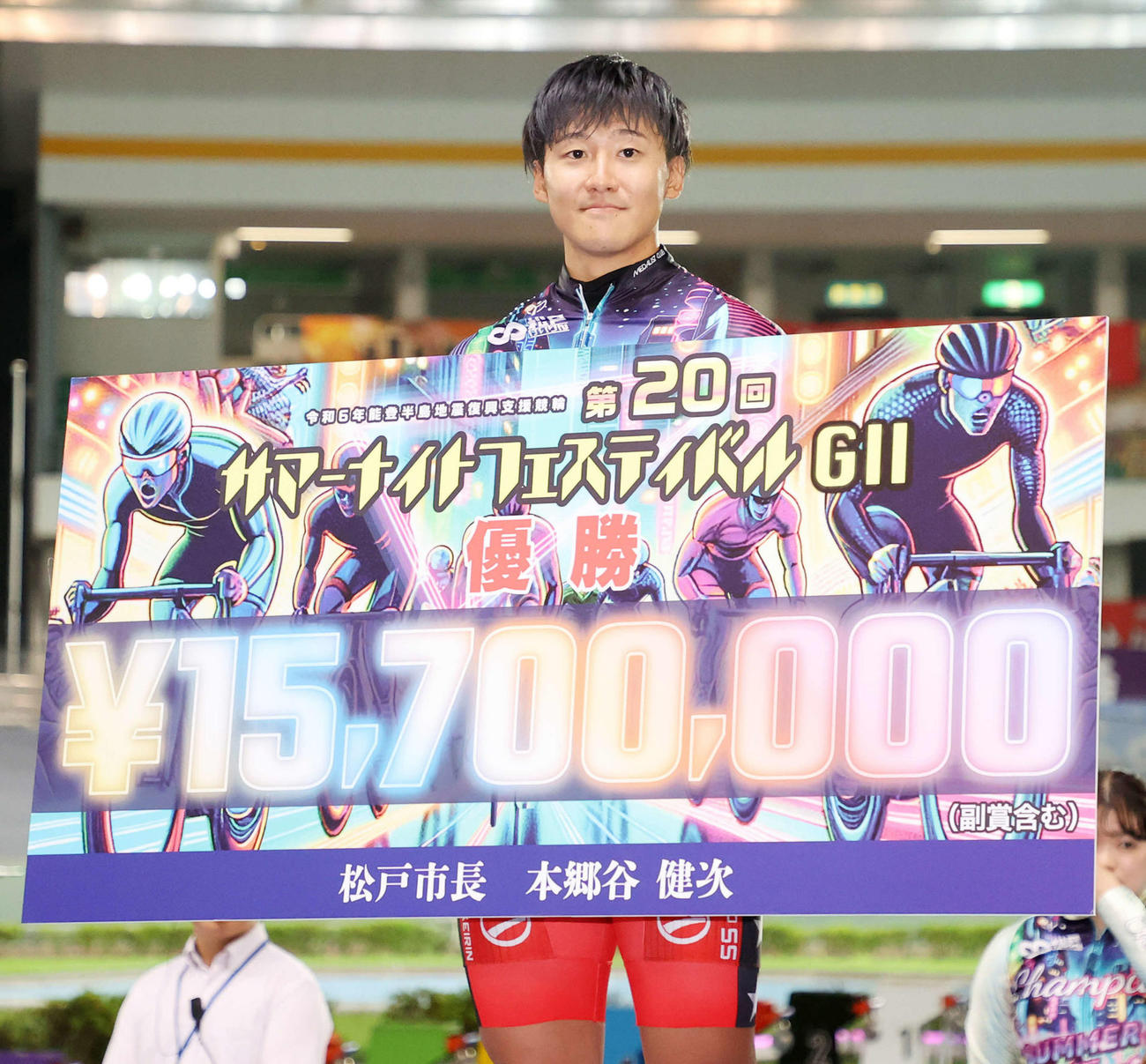 賞金ボードを手にする真杉匠（撮影・鈴木正人）