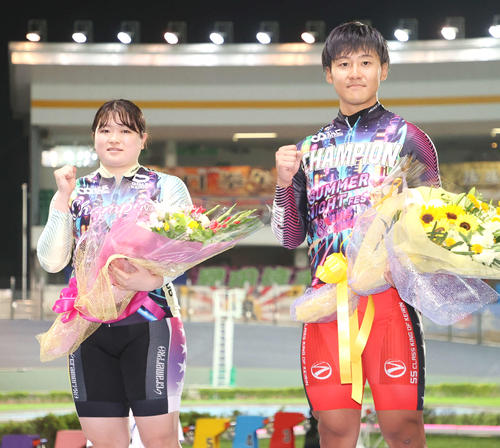 表彰式でガッツポーズする真杉匠（右）と尾方真生（撮影・鈴木正人）