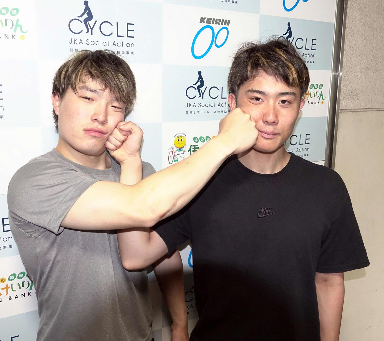 決勝で別線勝負に出るルーキー高橋舜（左）と斉藤英伊須