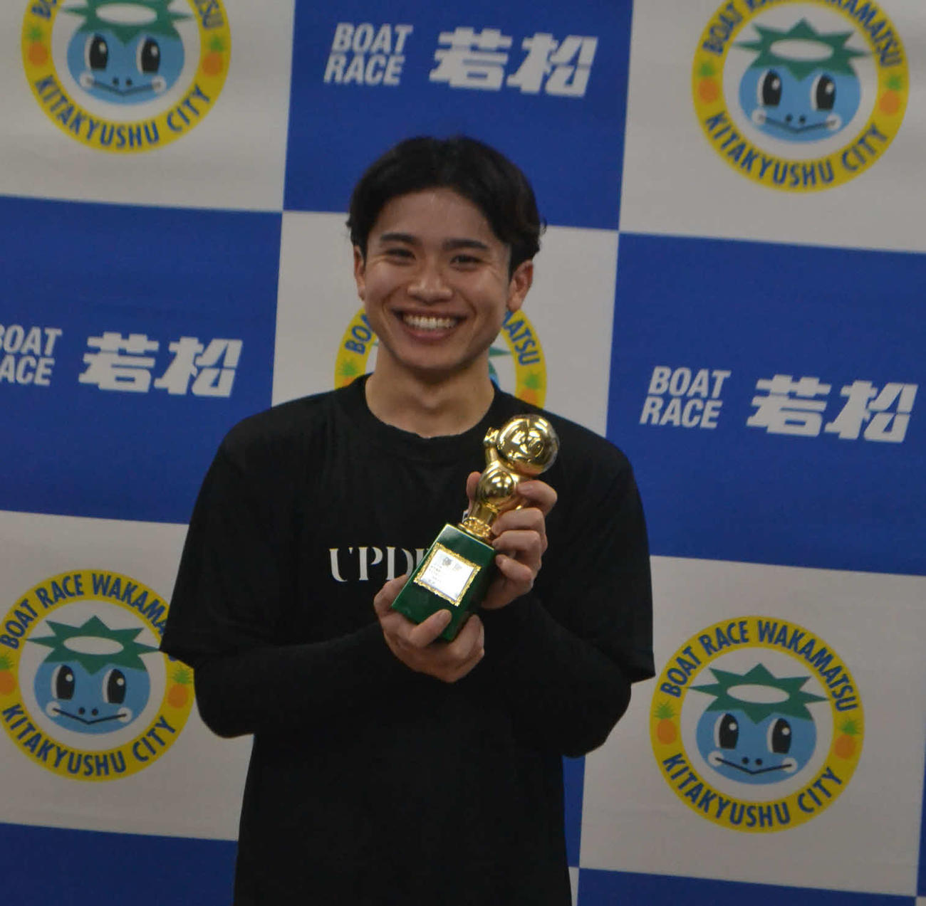 2コース差しで今年3度目の優勝を決めた藤原碧生は満面の笑み