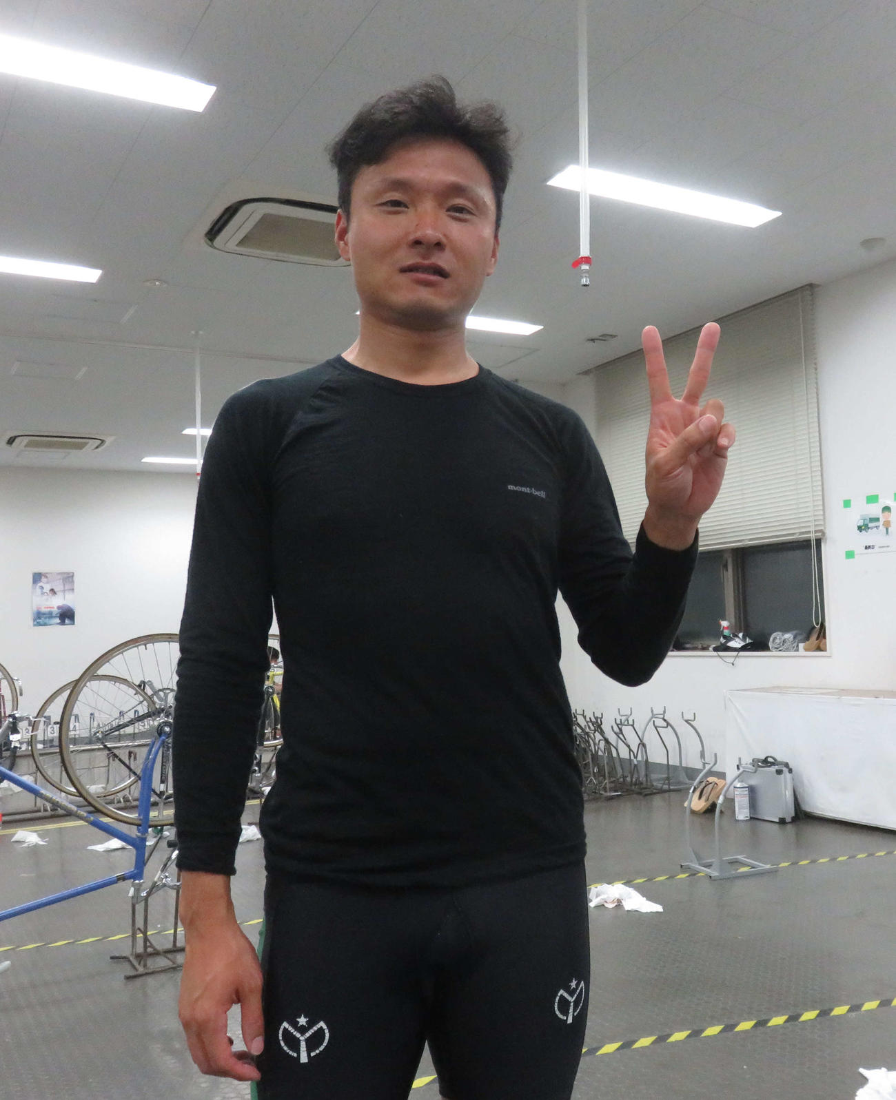 小野裕次が通算200勝のポーズを作る（撮影・野島成浩）